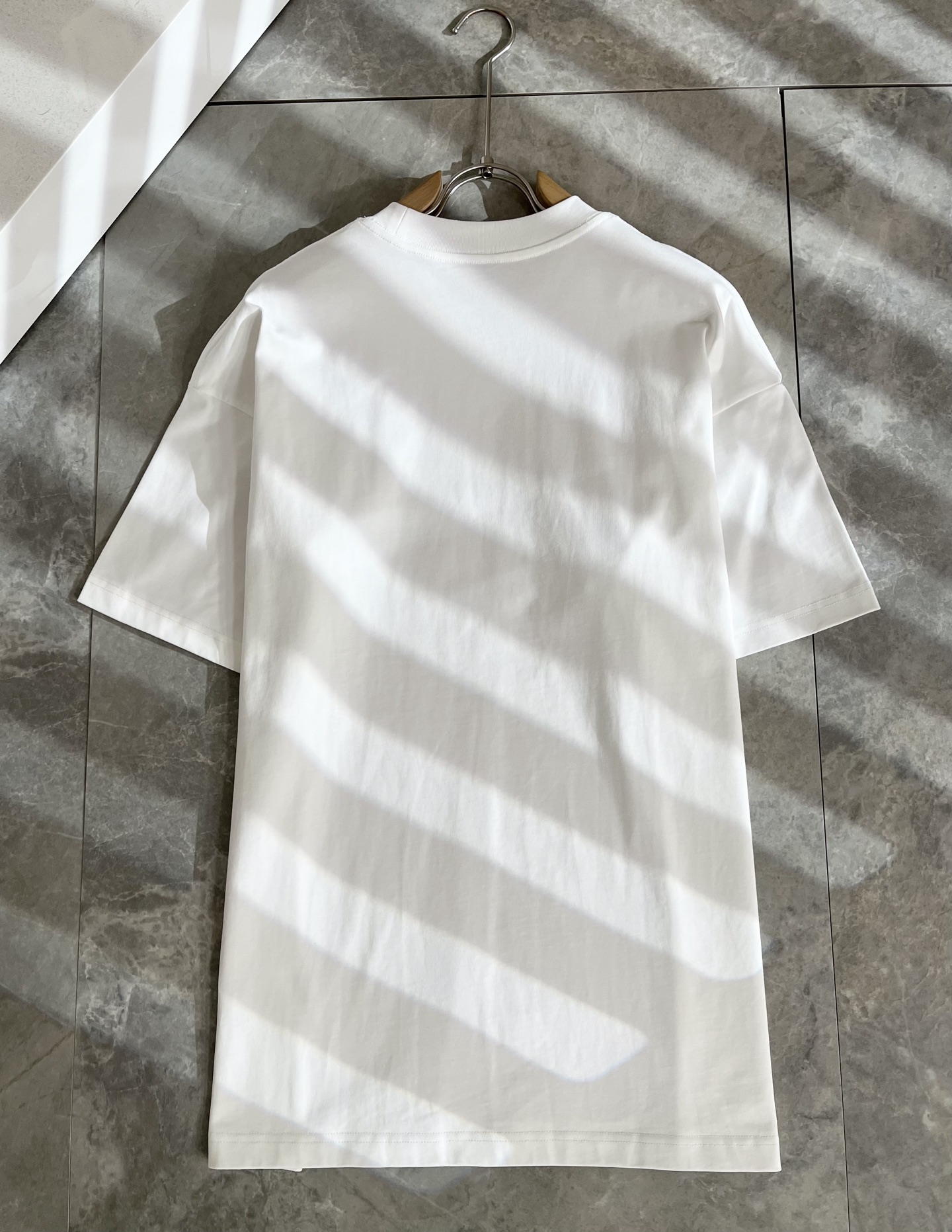 P70（顶级版本 区别通货）
25ss 蒙口 夏季新款  重磅推出双纱纯棉面料短袖 春夏走秀款 个性独家款式 男女同款 采用进口定制定染面料 后领锁链底全包肩 过水不变形不缩水 春夏最新砖柜同步 时尚又个性 超级百搭好看款  男女都非常合适  人手必备款 春夏最新砖柜同步 时尚又个性 超级百搭好看款 春夏最新砖柜同步 时尚又个性 超级百搭好看款  男女都非常合适  人手必备款  吊牌 领标 水洗麦 三标齐全
颜色：白色 黑色
码数：M-3XL（下单请报身高体重）