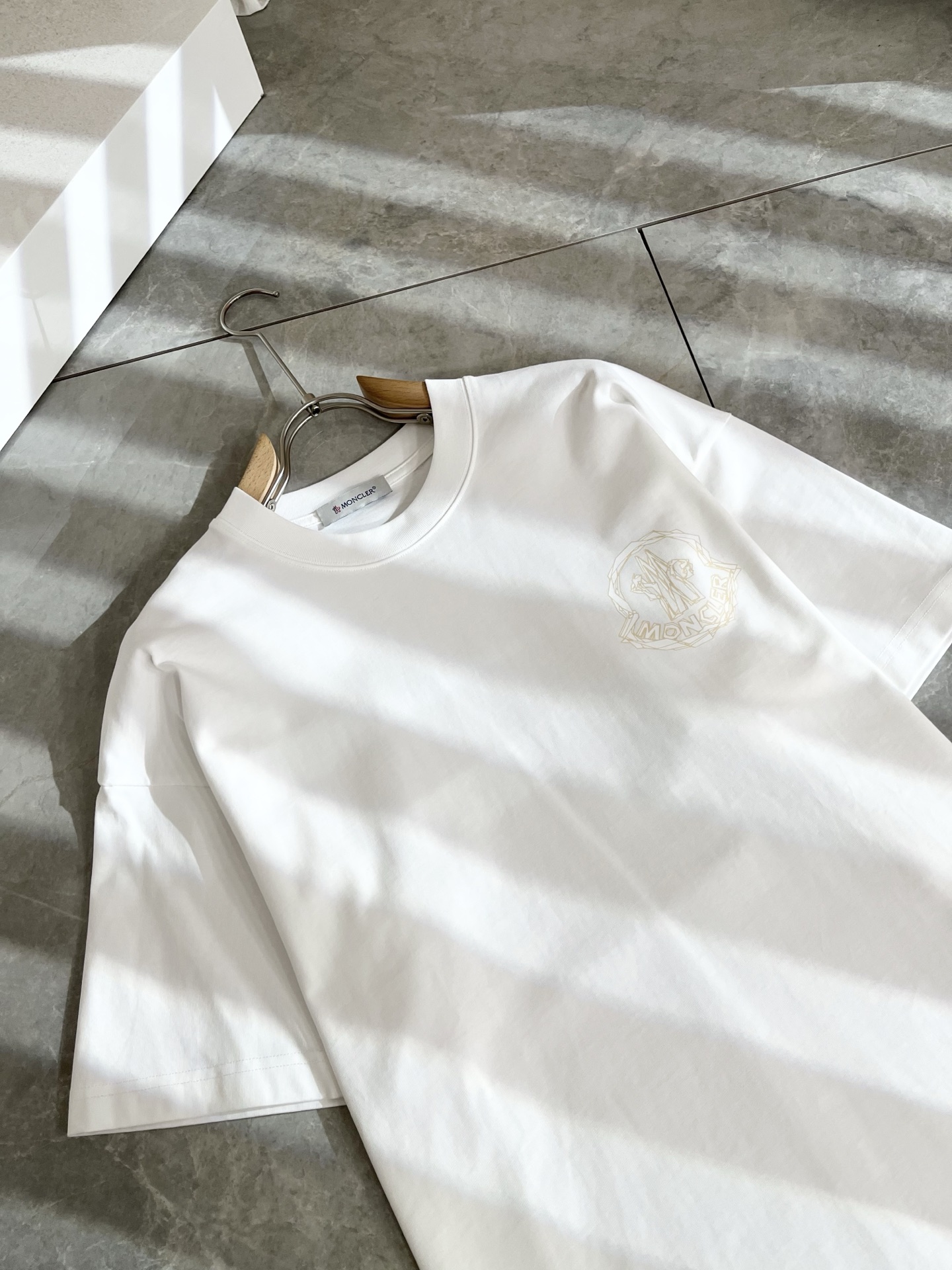 P70（顶级版本 区别通货）
25ss 蒙口 夏季新款  重磅推出双纱纯棉面料短袖 春夏走秀款 个性独家款式 男女同款 采用进口定制定染面料 后领锁链底全包肩 过水不变形不缩水 春夏最新砖柜同步 时尚又个性 超级百搭好看款  男女都非常合适  人手必备款 春夏最新砖柜同步 时尚又个性 超级百搭好看款 春夏最新砖柜同步 时尚又个性 超级百搭好看款  男女都非常合适  人手必备款  吊牌 领标 水洗麦 三标齐全
颜色：白色 黑色
码数：M-3XL（下单请报身高体重）