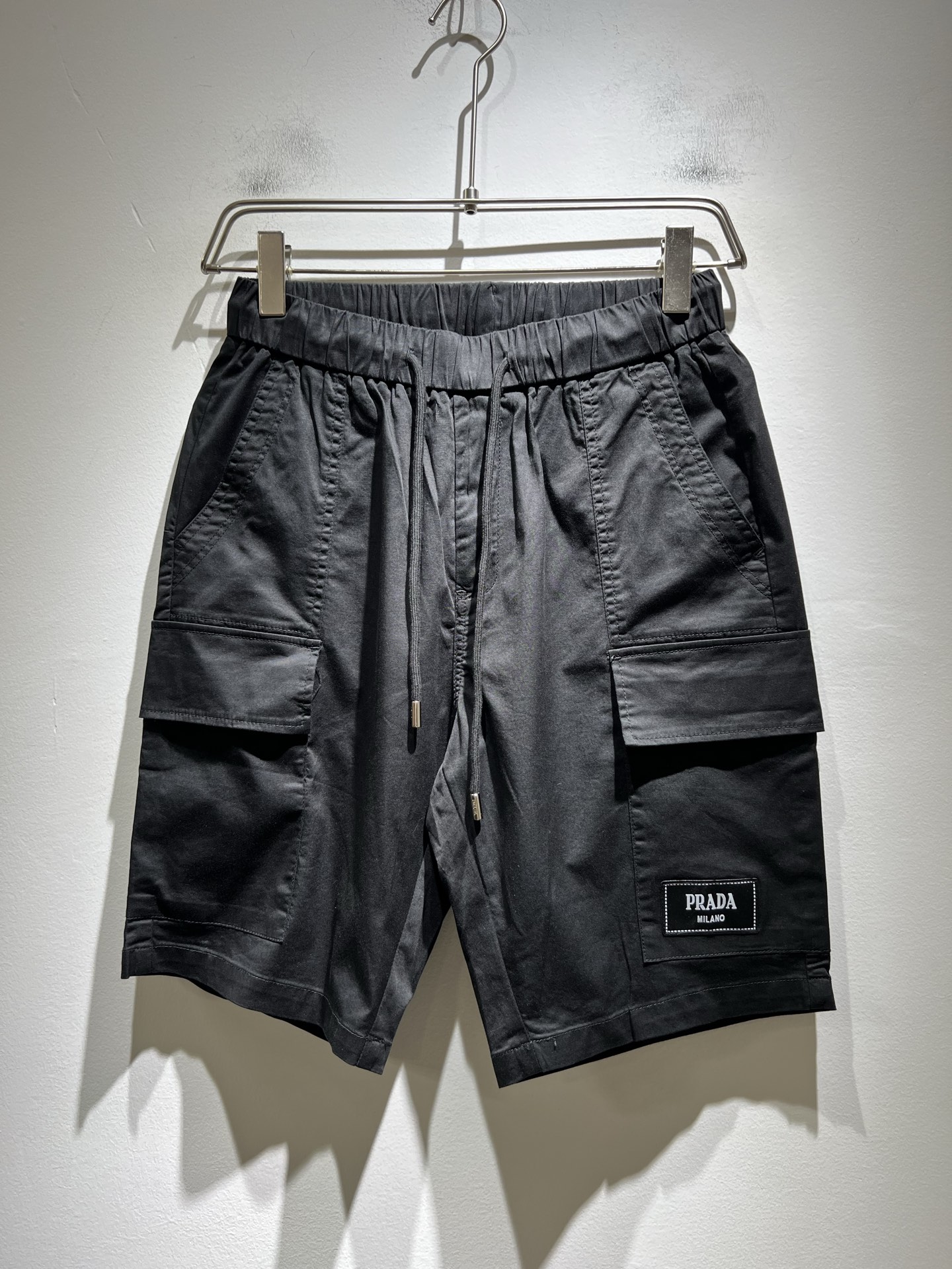 NO:471280,PRA*DA Pu*da 2025 spring and summer new men's casual shorts, a high-end quality choice... A versatile trousers that combine casual pants is also an indispensable matching tool in men's wardrobe. It is a classic style with practical wear!  The design style of the whole casual pants is simple and fashionable, which is very consistent with the low-luxury style setting, has excellent skin-friendly value, is easy to wear, and is full of detail!  Classic logo logo pattern embroidery design!  This trousers are made of high-quality canvas cotton fabric. The fabric is comfortable, soft and delicate, and has a good vertical feeling. It looks very textured and has a high-end charm. The first-class and exquisite style cut, the line is delicate, smooth and neat, and the casual and casual pants look good no matter how you match it. If you like it, buy it now. Good products are not waiting for anyone!  Size M-3XL, prada, shorts, alexander wang19860909PRA*DA普*达 2025春夏新款男士休闲短裤,高端品质之选……一款休闲裤兼备的百搭裤装,也是男士衣橱里不可缺少的搭配神器,属于实穿型的经典款式！整条休闲裤的设计风格简洁时尚,非常符合低奢的风格设定,亲肤值优越,穿着方便,细节感十足！经典标识logo图案刺绣设计！此款裤装采用优质帆布棉面料打造而成,面料舒服,手感柔软细腻,有着很好的垂直感,看上去非常有质感,细品高级韵味十足.一流精湛的版型裁剪,走线细致平顺工整,休闲随意怎么搭配都好看的裤装,喜欢的赶紧入手吧,好货可不等人！尺码M-3XL,,prada,shorts,alexander wang,Men's clothing
