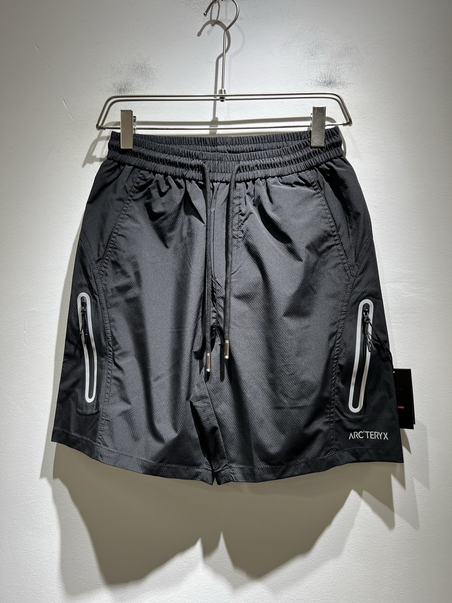 NO:471262,ARCTER*X Original Archaeological Bird 2025 spring and summer new casual sports style casual shorts, outdoor brands may first think of Canadian goose and Archaeological Bird. It gives people a feeling of trying out the label!  In addition to having great attainments in style design, the most obvious or best-known one should be to have deeper and unique insights and attainments in fabrics. Through continuous structural research and problem-solving, the trouser leg printing logo pattern design!  With unique research on fabrics, these alone are enough to support it to become the first new logo brand image in the clothing manufacturing industry. This model uses a fine blended fabric, which feels smooth and soft, and has both natural beauty and comfort. The large body style is cut cleanly and clean, and the fabric shows a different hazy structural beauty. It is made of exclusive mold customization. The fabric and its technology tests workers, can be smooth and smooth without wrinkles. The trouser legs are simple printed logo pattern design!  It really tests the handmade work of every master!  Make the overall clean and neat, without leaving a trace of thread. Nowadays, men who pursue life are more refined in life, size S-2XL, arc'teryx, shorts, alexander wang19860909ARCTER*X始*祖鸟 2025春夏新款休闲运动风格休闲短裤裤,户外品牌可能大家第一想到的就是加拿大鹅、始祖鸟.给人一种标签试的感觉！除了在款式设计上颇有造诣之外,最明显或者说最为拿手的,应该就是在面料上的拥有更深独特见解跟造诣了.通过不断地结构研究和问题处理,裤腿印花logo图案设计！在以面料独特研究为特征,仅凭这些就已经足以支撑其成为服装制造行业中,首屈可数的新标志品牌形象.此款采用精工混纺面料,手感细滑柔软,同时兼具自然美感跟舒适度.大身上版型裁剪简洁干净,面料上显现出了不一样朦胧的结构性美感来.独家开模定制而成,面料及其考验工人的技术,能做到平整服帖又不起皱,裤腿简单印花logo图案设计！真的是很考验每位师傅的手工制作！使得整体干净利索,不留一丝线头.现在对于生活有所追求的男性也在生活中更为精致,尺码S-2XL,arc'teryx,shorts,alexander wang,Men's clothing