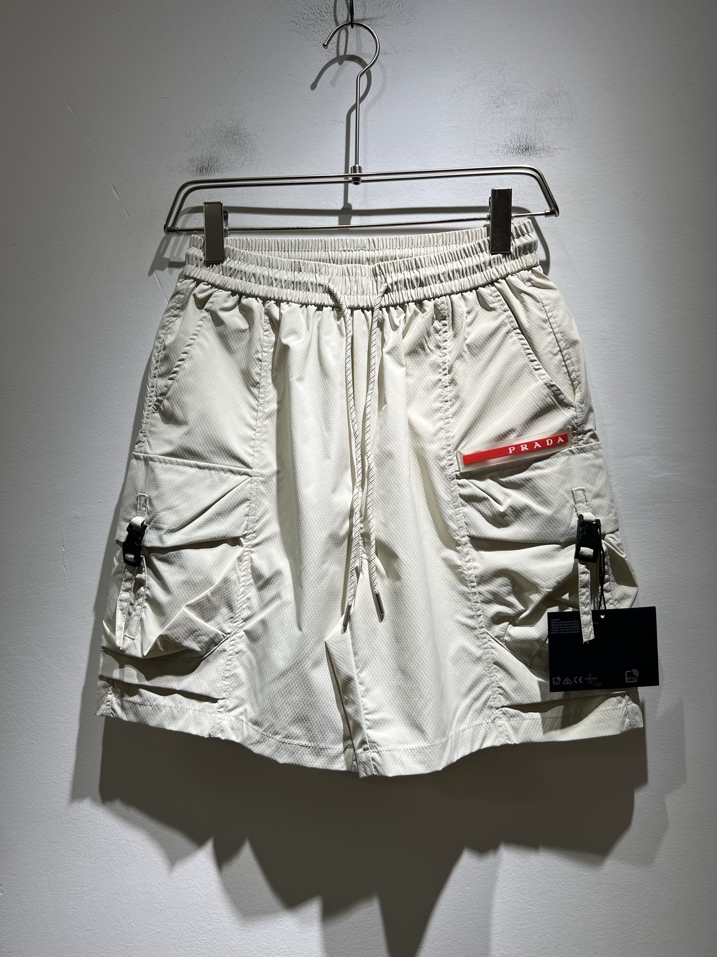 NO:471288,PRA*DA Pu*da 2025 spring and summer new men's casual shorts, a high-end quality choice... A versatile trousers that combine casual pants is also an indispensable matching tool in men's wardrobe. It is a classic style with practical wear!  The design style of the whole casual pants is simple and fashionable, which is very consistent with the low-luxury style setting, has excellent skin-friendly value, is easy to wear, and is full of detail!  Classic logo logo pattern hardware design!  This trousers are made of high-quality canvas cotton fabric. The fabric is comfortable, soft and delicate, and has a good vertical feeling. It looks very textured and has a high-end charm. The first-class and exquisite style cut, the line is delicate, smooth and neat, and the casual and casual pants look good no matter how you match it. If you like it, buy it now. Good products are not waiting for anyone!  Size M-3XL, prada, shorts, alexander wang19860909PRA*DA普*达 2025春夏新款男士休闲短裤,高端品质之选……一款休闲裤兼备的百搭裤装,也是男士衣橱里不可缺少的搭配神器,属于实穿型的经典款式！整条休闲裤的设计风格简洁时尚,非常符合低奢的风格设定,亲肤值优越,穿着方便,细节感十足！经典标识logo图案五金设计！此款裤装采用优质帆布棉面料打造而成,面料舒服,手感柔软细腻,有着很好的垂直感,看上去非常有质感,细品高级韵味十足.一流精湛的版型裁剪,走线细致平顺工整,休闲随意怎么搭配都好看的裤装,喜欢的赶紧入手吧,好货可不等人！尺码M-3XL,,prada,shorts,alexander wang,Men's clothing