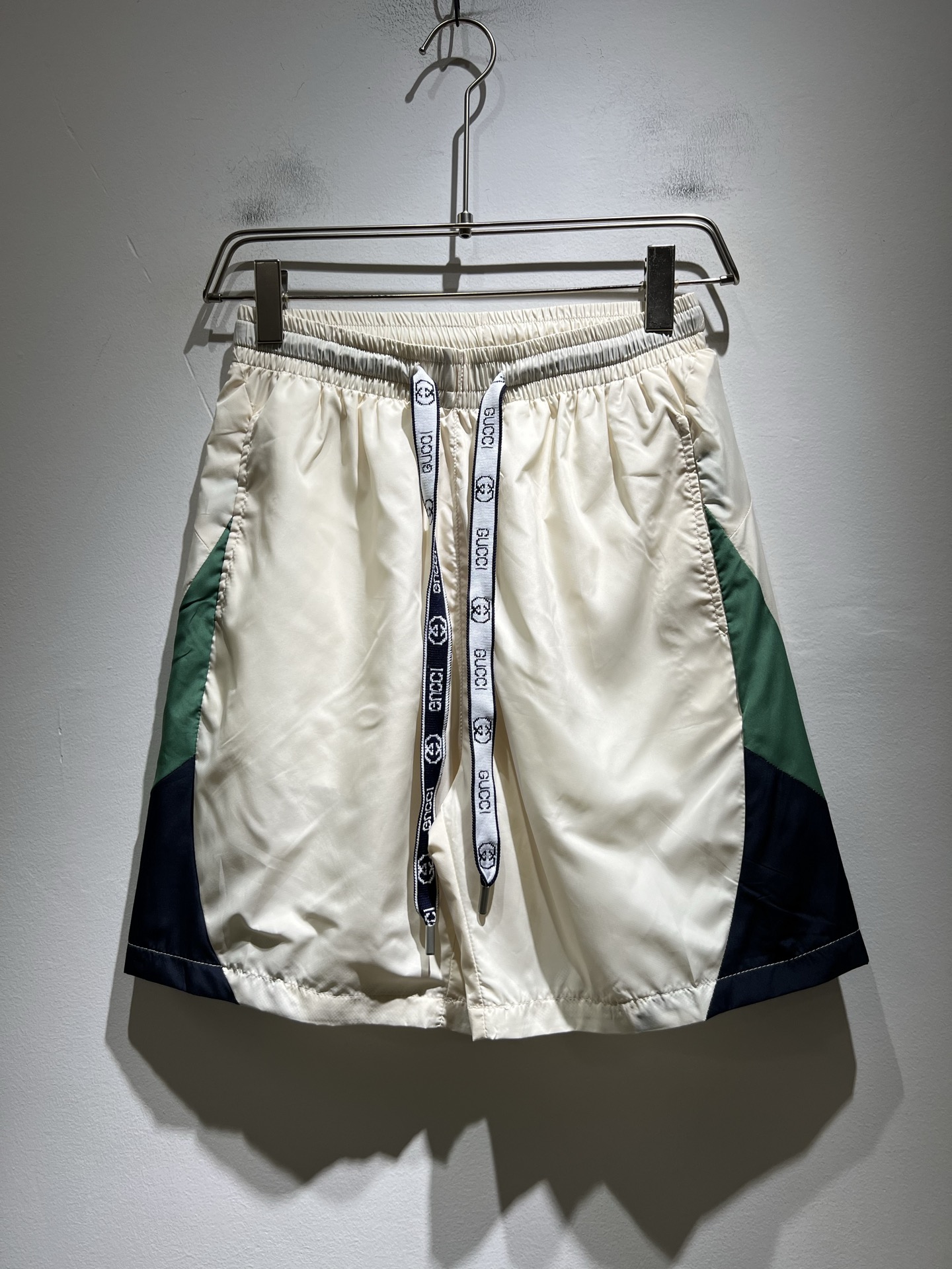 NO:471271,Gucc* Gujia 2025 Spring and Summer latest series of basic round necks for men and women, casual shorts for men and women, the same style for men and women!  Trading companies have sparse channels and are released on the official website at the same time!  New fashion elements design!  Injecting full vitality into the new series, this imported polyester fiber fabric is carefully selected and supplied. The fabric feels skin-friendly and soft and delicate, and has an extremely comfortable and breathable wearing experience. The whole item is very eye-catching and fashionable, and is deeply loved by young people today!  Basic loose fitting cut, neutral style regardless of age or gender, suitable for matching all the styles and looks you need in your daily life!  It is recommended to wear couple outfits to go out on the street to make it more pleasing to the eye!  Size: S-2XL, gucci, gucci, shorts, alexander wang19860909Gucc*古家 2025春夏最新系列基础圆领男女同款休闲短裤,男女同款！贸易公司渠道稀出,同步官网发售 ！ 新时尚元素设计！为全新系列注入满满活力,这款用心甄选客供进口聚酯纤维面料制成,面料手感亲肤柔软细腻,拥有着无比舒适透气性的穿着体验,整件单品极具吸睛度与时尚感,深受当下年轻人的喜爱！基础宽松版型裁剪,不分年龄与性别的中性款式,适合搭配你日常所需的所有风格与造型！建议搭配情侣装出街会更为养眼出色！尺码:S-2XL,,gucci,gucci,shorts,alexander wang,Men's clothing