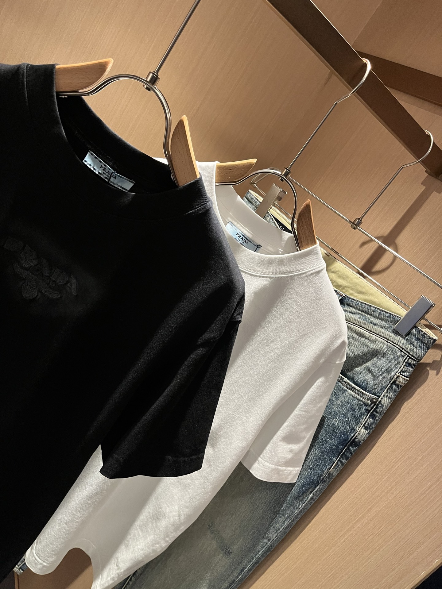  PRAD*A普*达2025春夏新款男女同款👫短袖T恤，最新款全网独家首上！！~既经典有时尚百搭，谁不爱