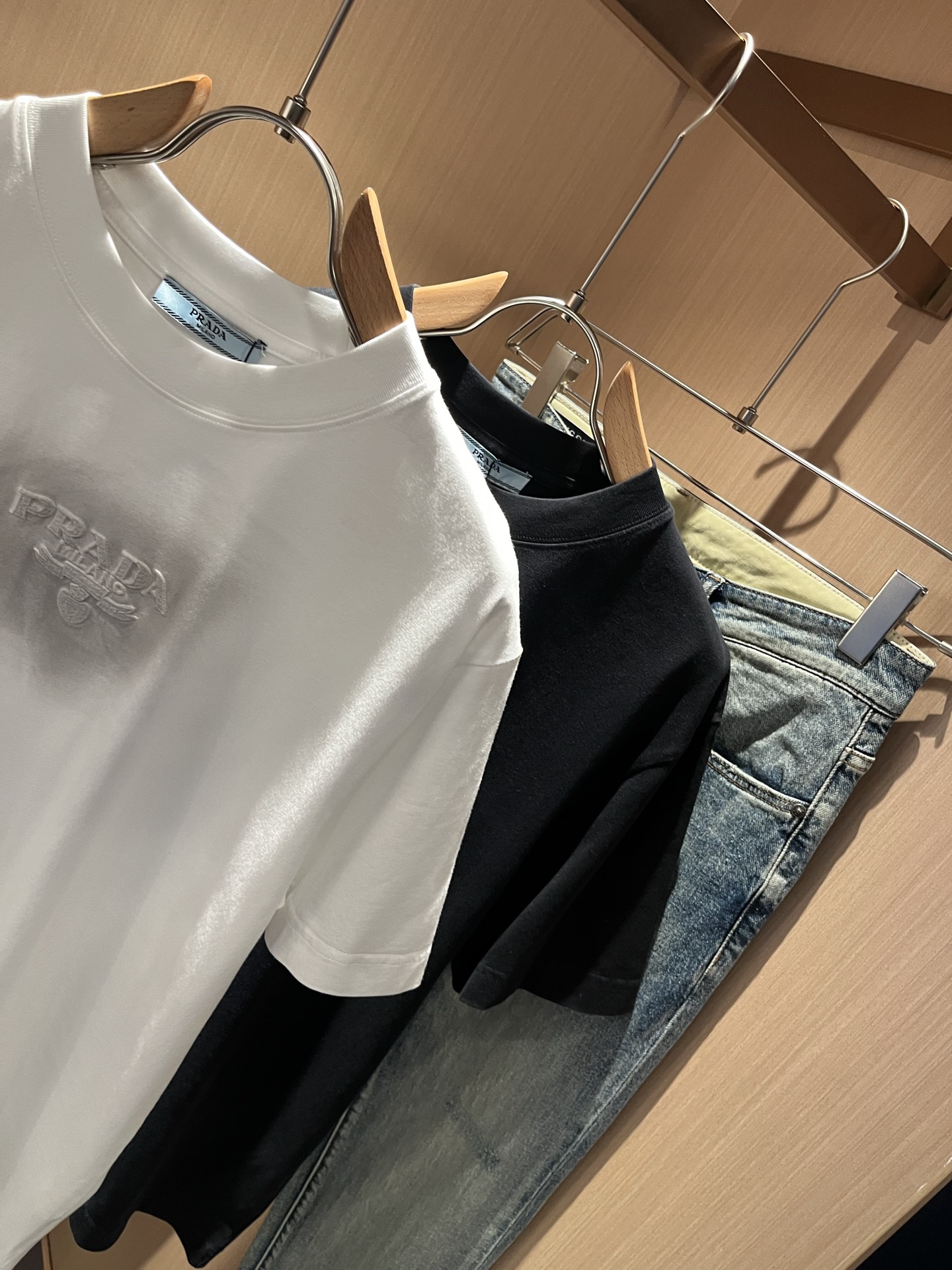  PRAD*A普*达2025春夏新款男女同款👫短袖T恤，最新款全网独家首上！！~既经典有时尚百搭，谁不爱