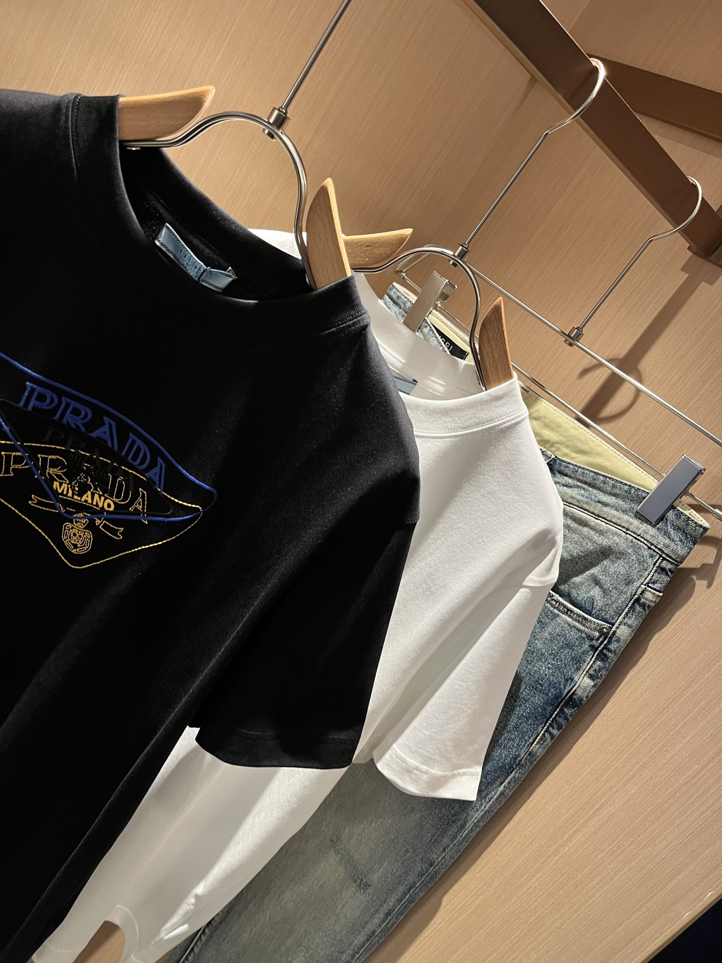  PRAD*A普*达2025春夏新款男女同款👫短袖T恤，最新款全网独家首上！！~既经典有时尚百搭，谁不爱