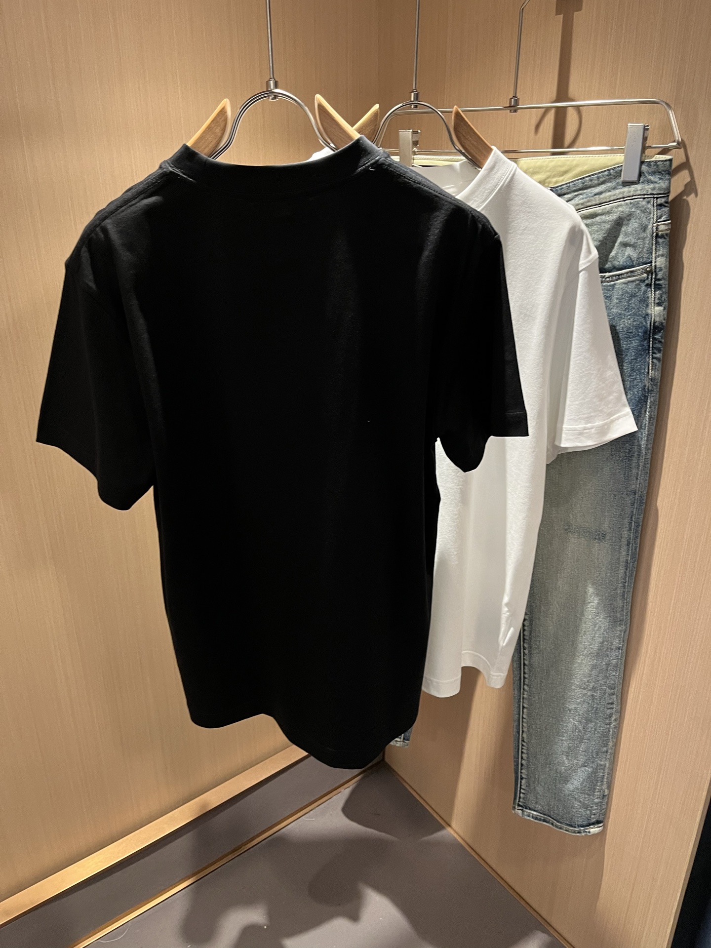  PRAD*A普*达2025春夏新款男女同款👫短袖T恤，最新款全网独家首上！！~既经典有时尚百搭，谁不爱