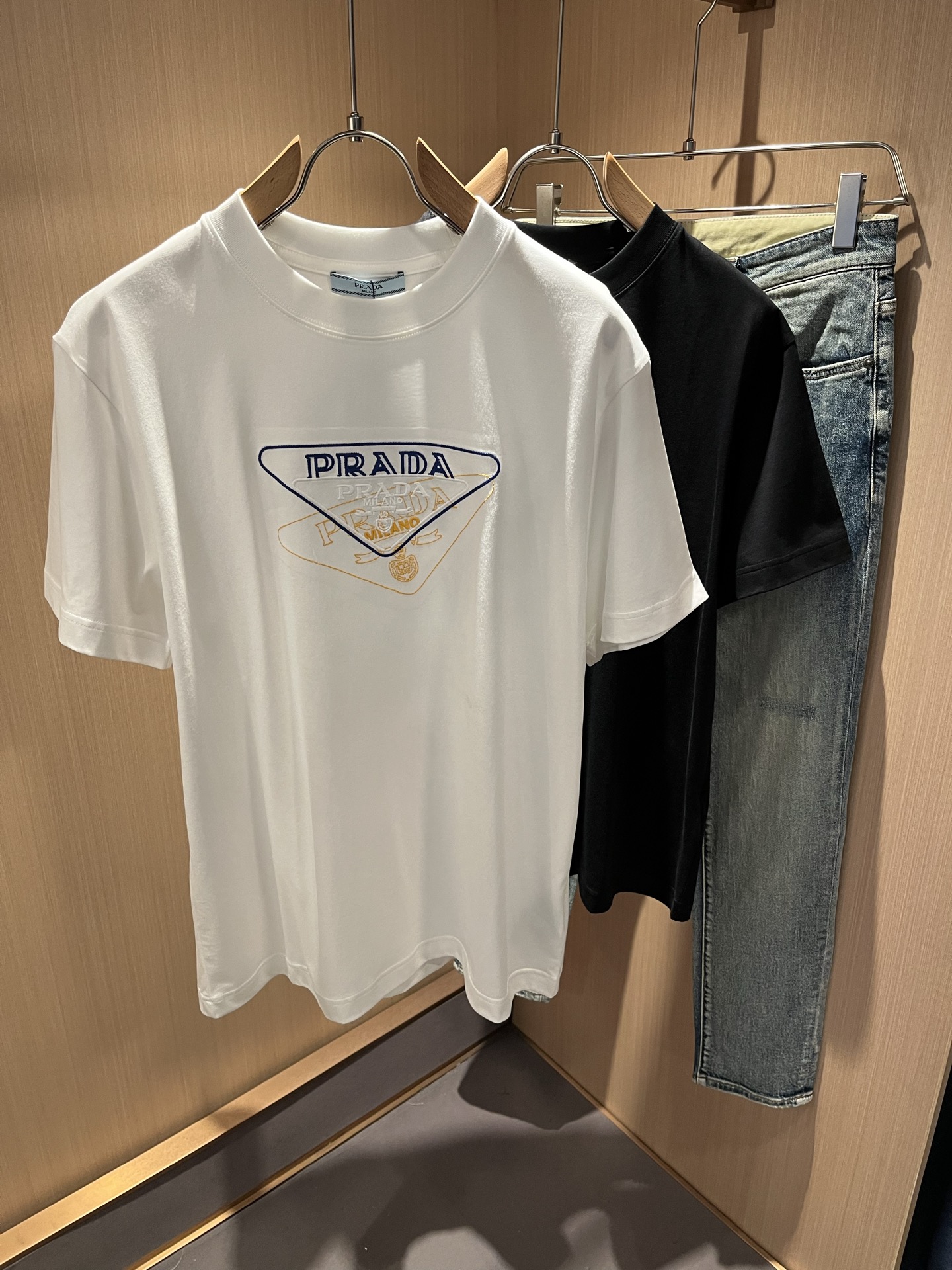  PRAD*A普*达2025春夏新款男女同款👫短袖T恤，最新款全网独家首上！！~既经典有时尚百搭，谁不爱