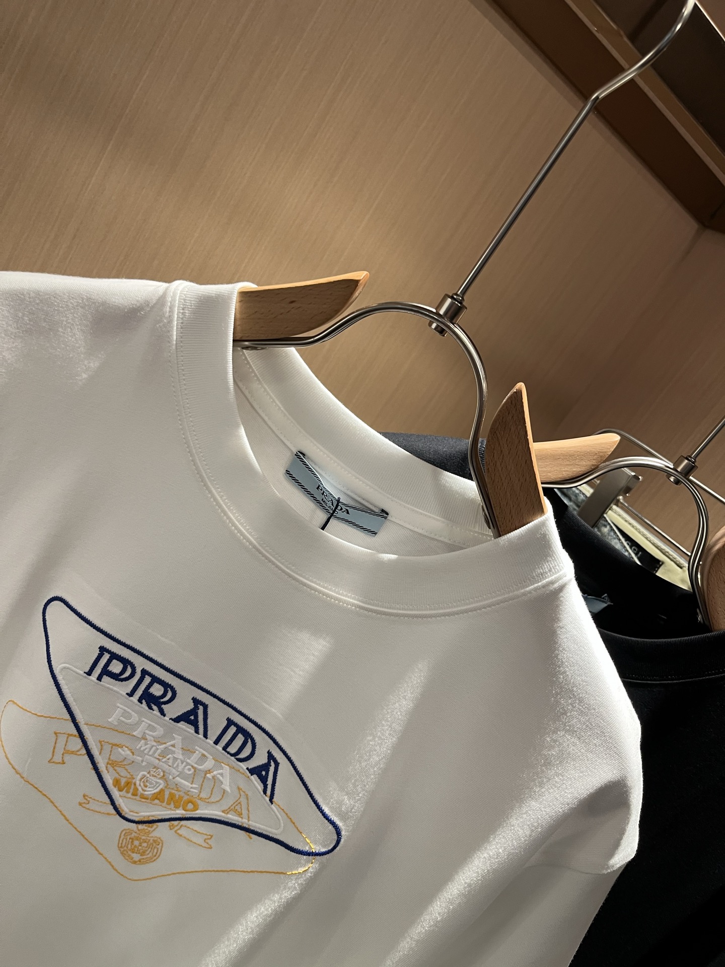  PRAD*A普*达2025春夏新款男女同款👫短袖T恤，最新款全网独家首上！！~既经典有时尚百搭，谁不爱