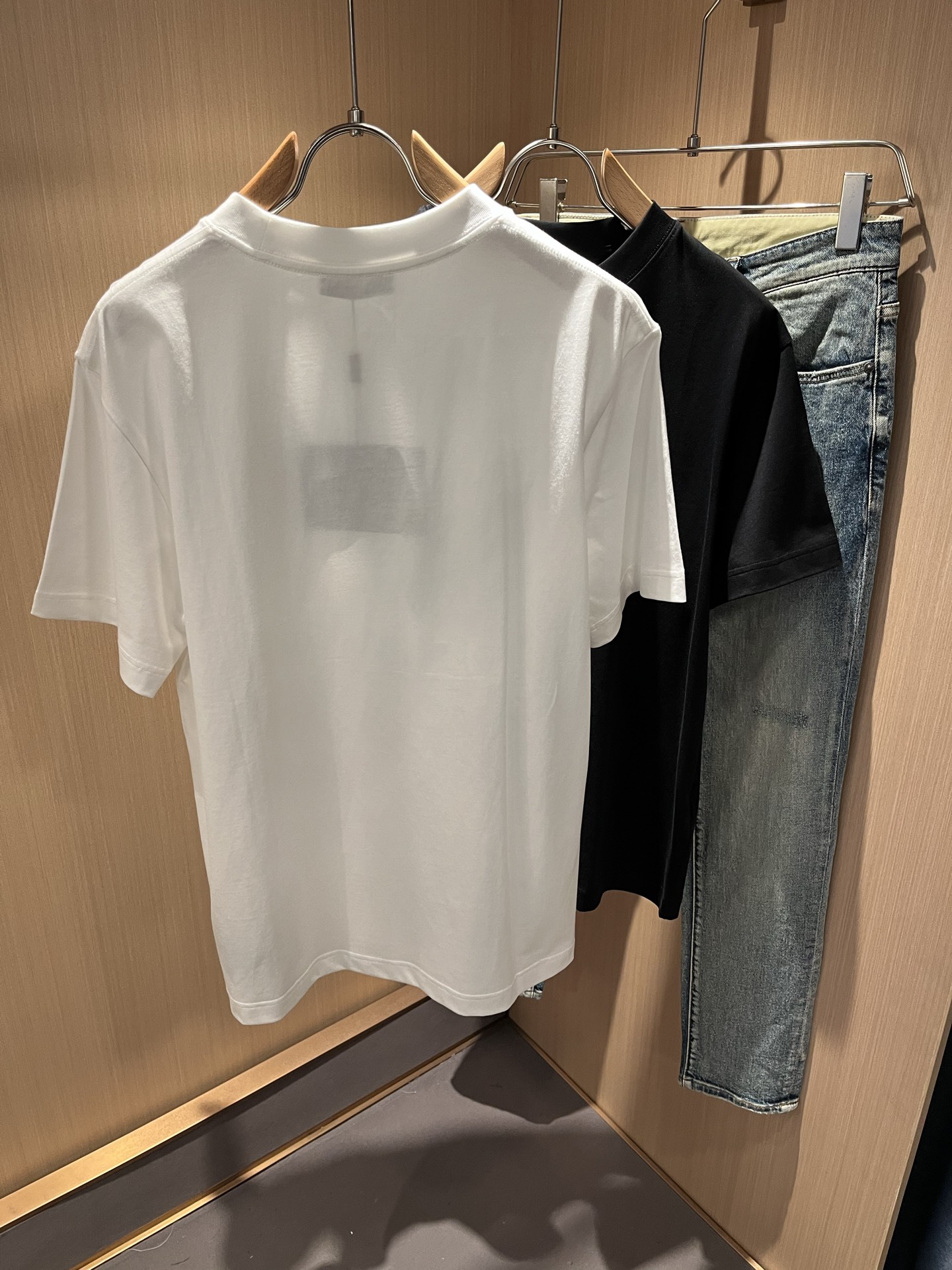  PRAD*A普*达2025春夏新款男女同款👫短袖T恤，最新款全网独家首上！！~既经典有时尚百搭，谁不爱