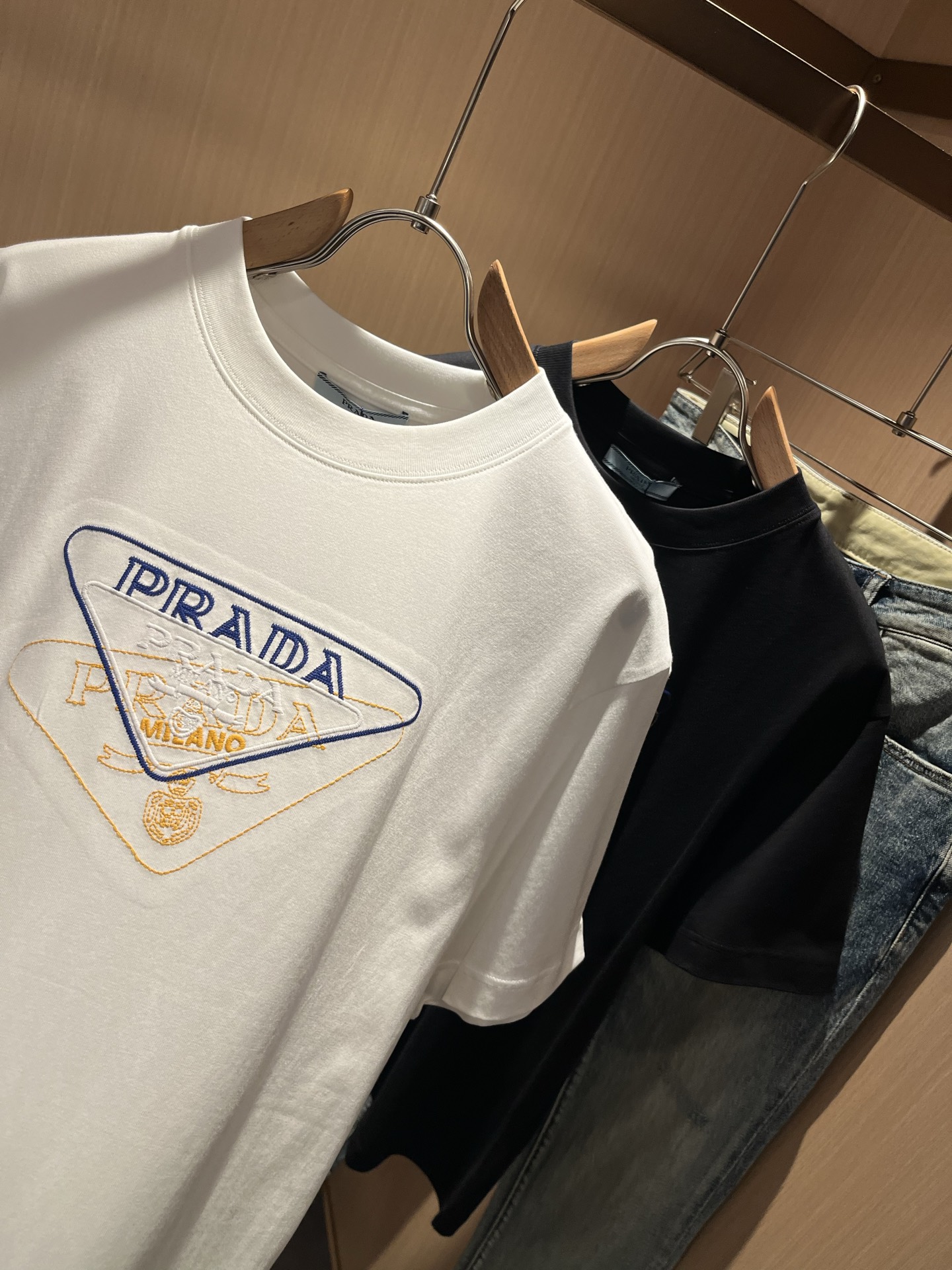  PRAD*A普*达2025春夏新款男女同款👫短袖T恤，最新款全网独家首上！！~既经典有时尚百搭，谁不爱