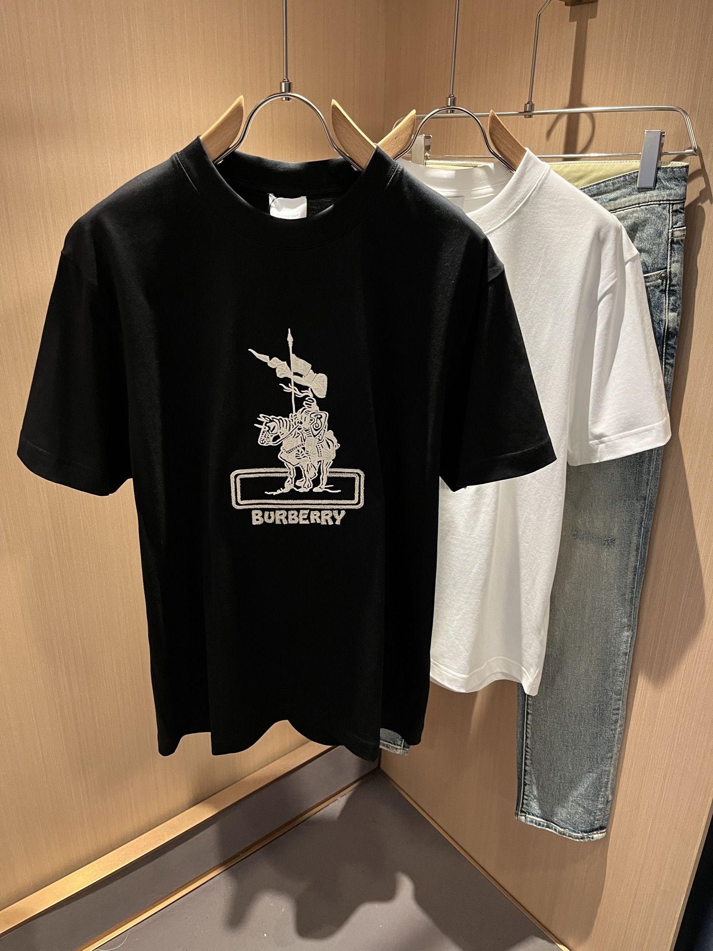    BURBER*Y巴*莉2025春夏新品男女同款👫短袖T恤，重磅来袭，最近比较火热的环保纯棉面料制作