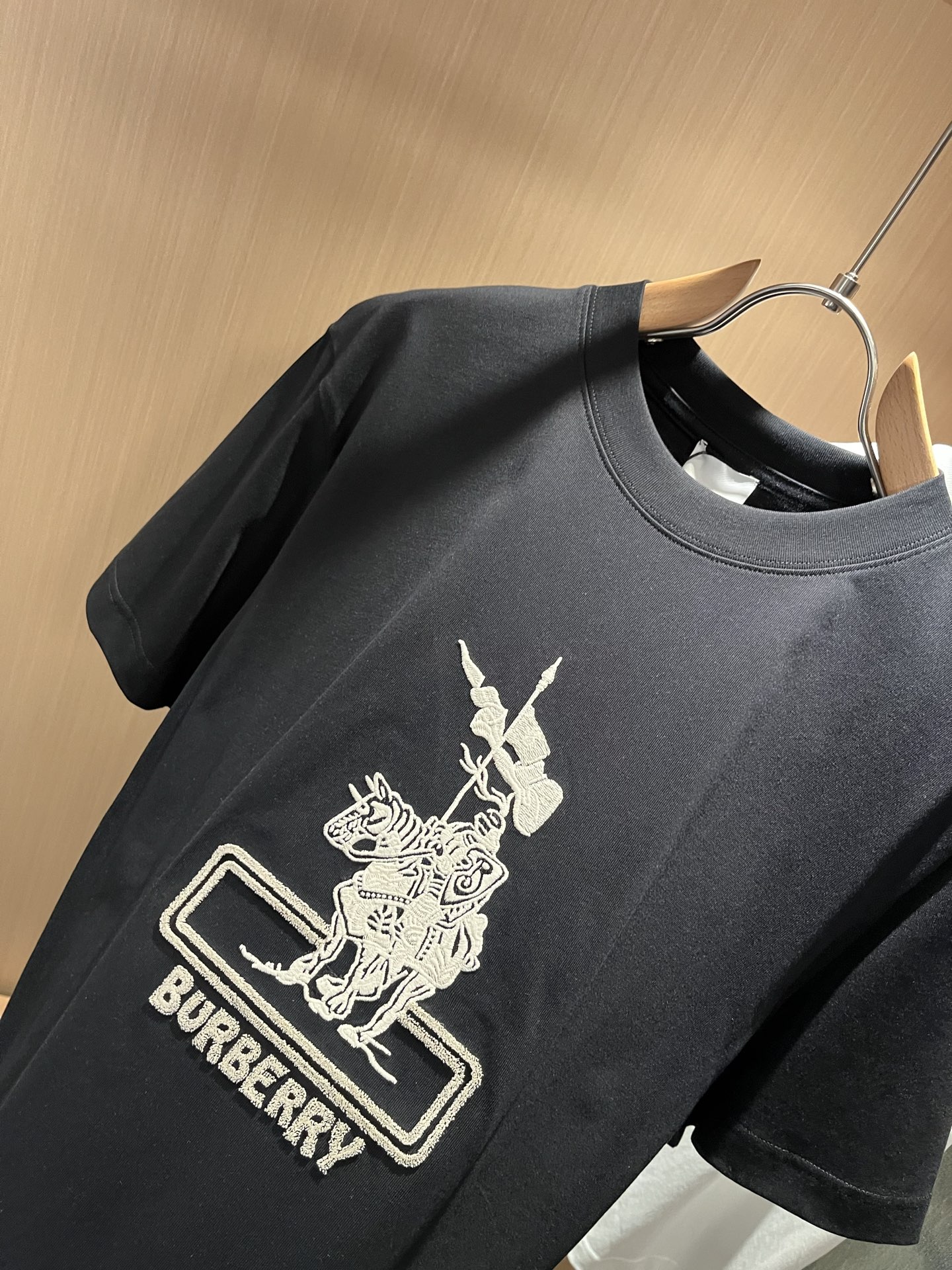    BURBER*Y巴*莉2025春夏新品男女同款👫短袖T恤，重磅来袭，最近比较火热的环保纯棉面料制作