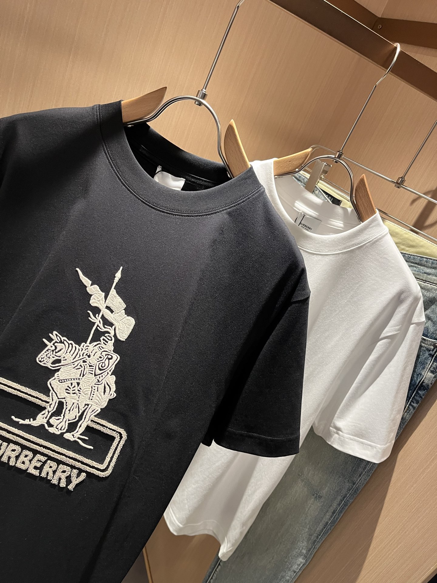    BURBER*Y巴*莉2025春夏新品男女同款👫短袖T恤，重磅来袭，最近比较火热的环保纯棉面料制作
