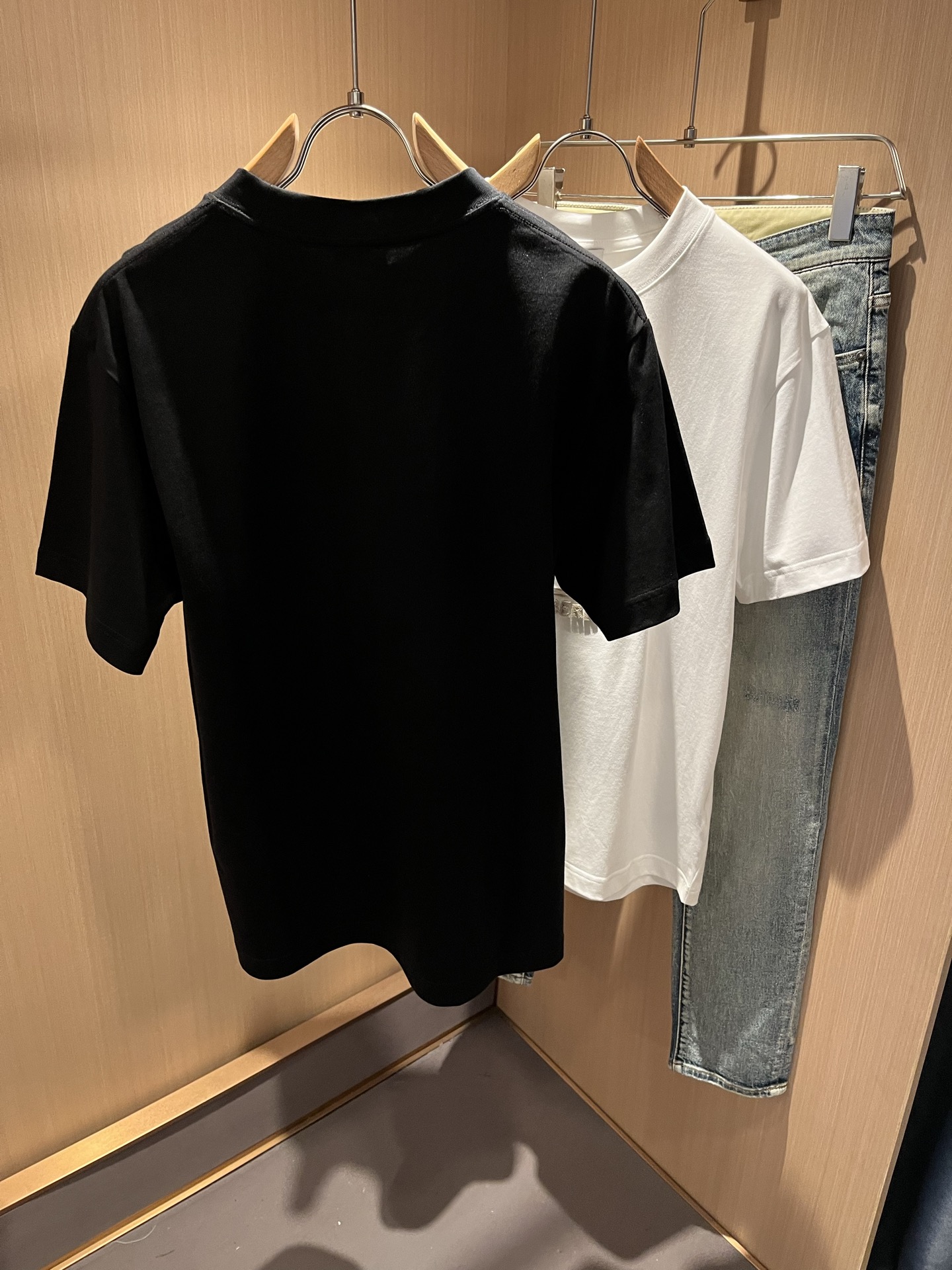    BURBER*Y巴*莉2025春夏新品男女同款👫短袖T恤，重磅来袭，最近比较火热的环保纯棉面料制作