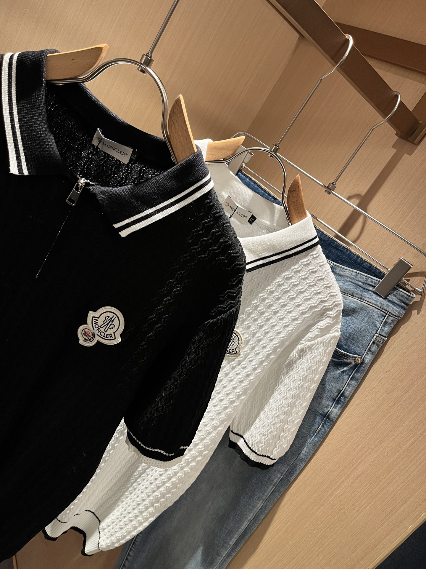  Moncler蒙家 2025春夏最新的贸易订单针织短袖T恤，全品相！！网红款！工艺采用胸前徽章设计！上