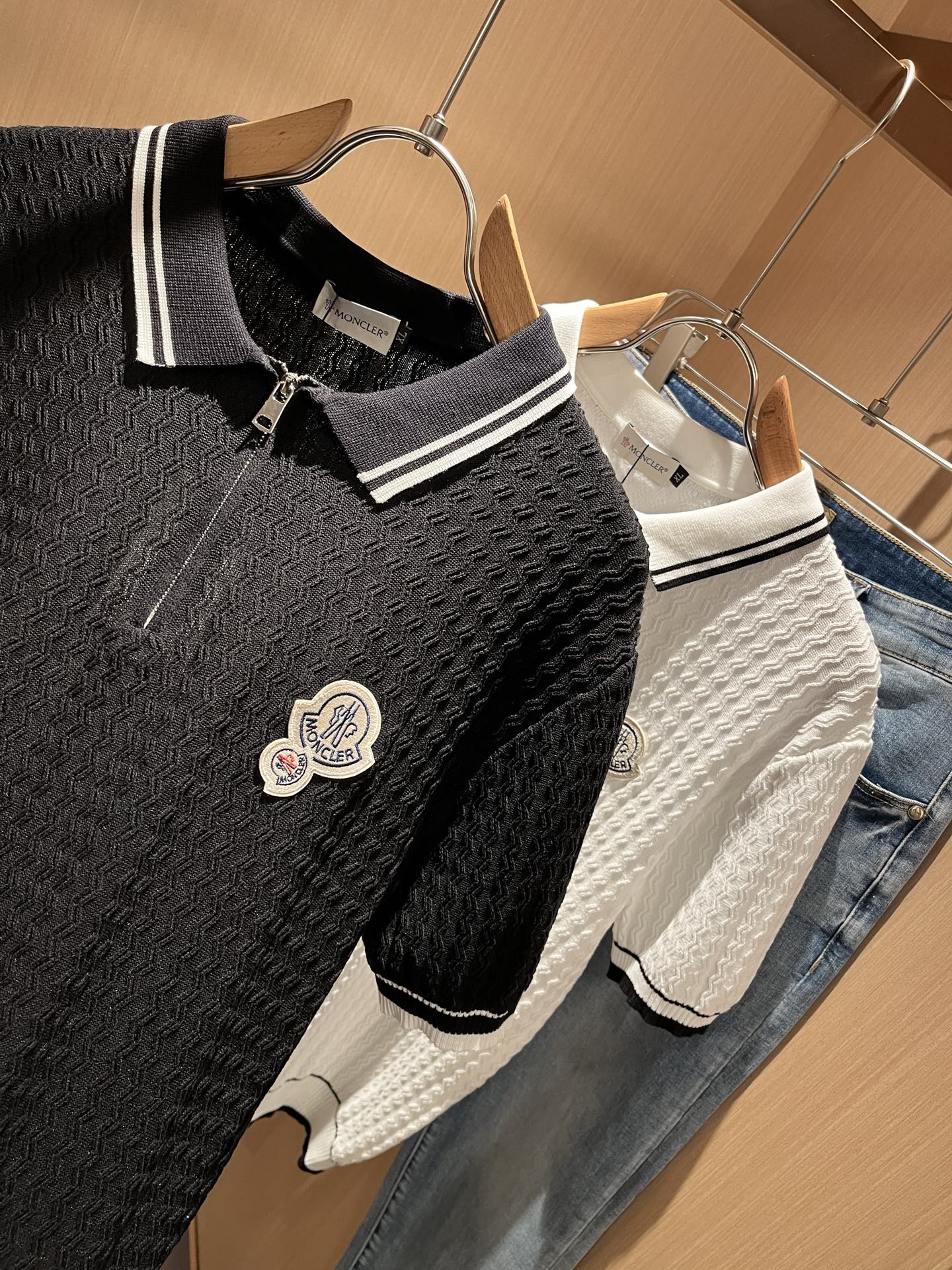 Moncler蒙家 2025春夏最新的贸易订单针织短袖T恤，全品相！！网红款！工艺采用胸前徽章设计！上