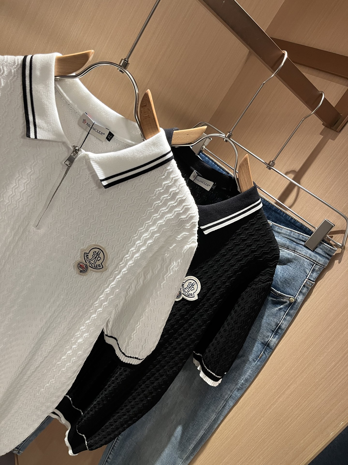 Moncler蒙家 2025春夏最新的贸易订单针织短袖T恤，全品相！！网红款！工艺采用胸前徽章设计！上