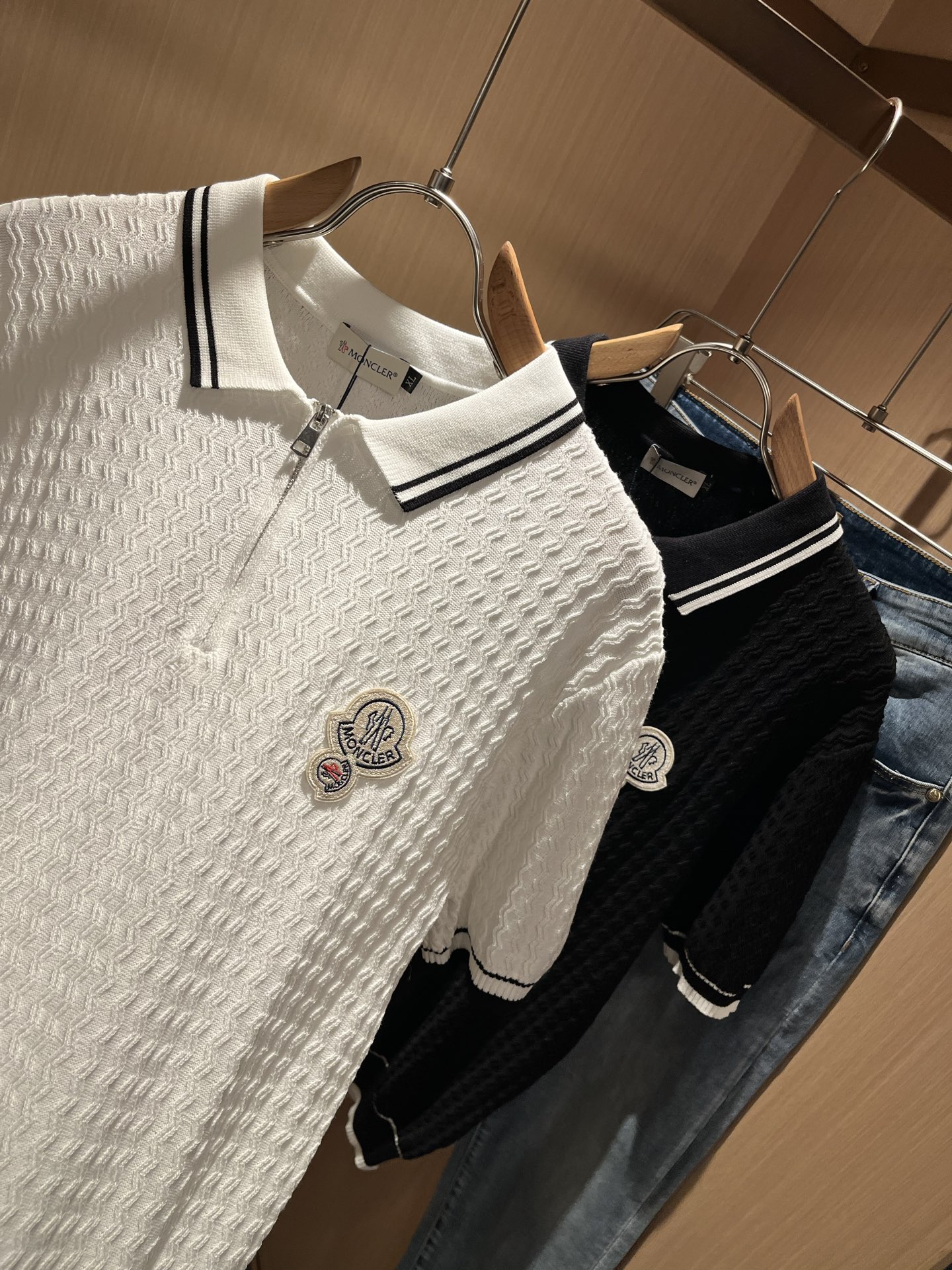  Moncler蒙家 2025春夏最新的贸易订单针织短袖T恤，全品相！！网红款！工艺采用胸前徽章设计！上