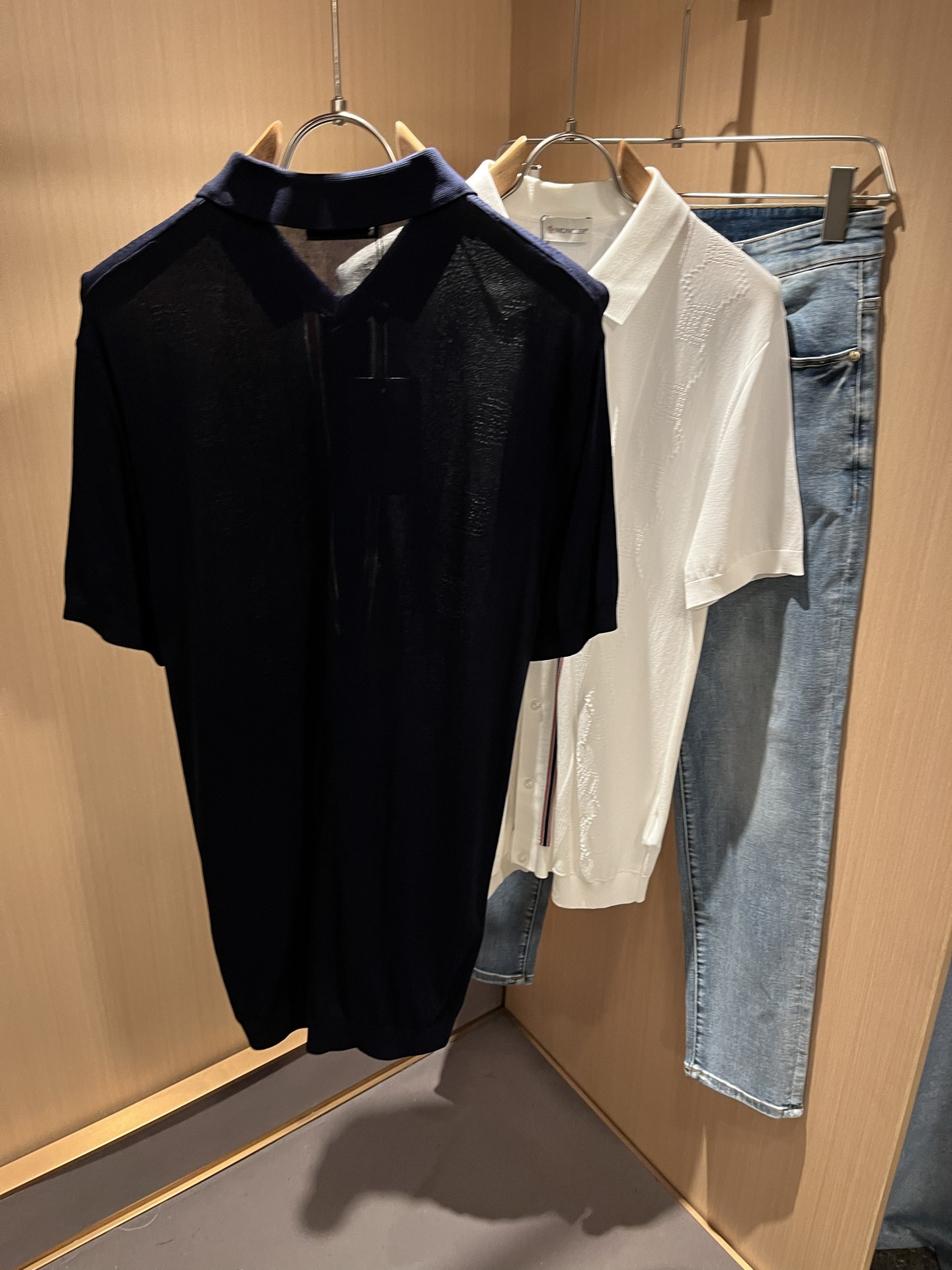  Moncler蒙家 2025春夏最新的贸易订单伊力特翻领短袖T恤，全品相！！网红款！工艺采用胸前徽章设