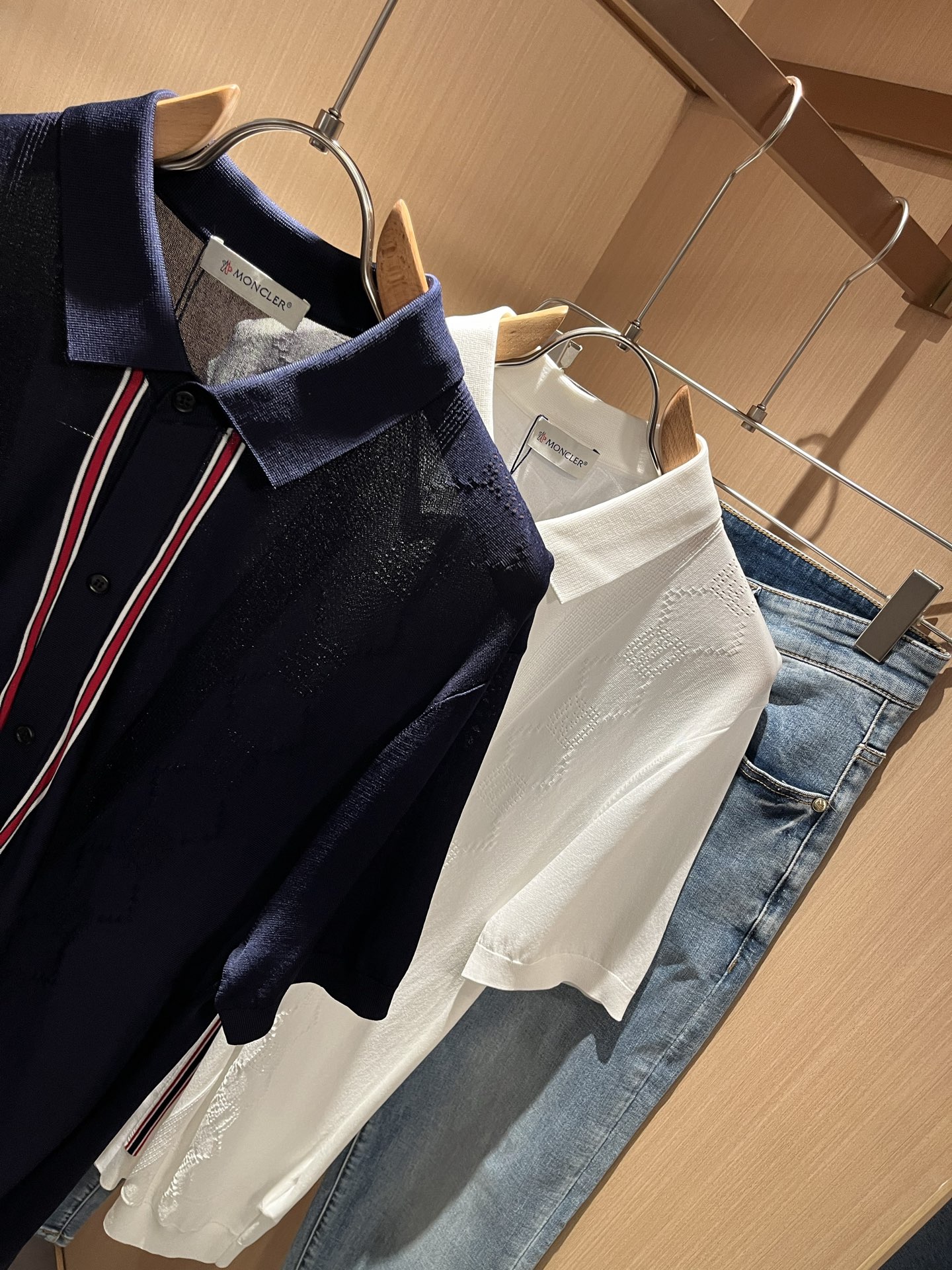  Moncler蒙家 2025春夏最新的贸易订单伊力特翻领短袖T恤，全品相！！网红款！工艺采用胸前徽章设