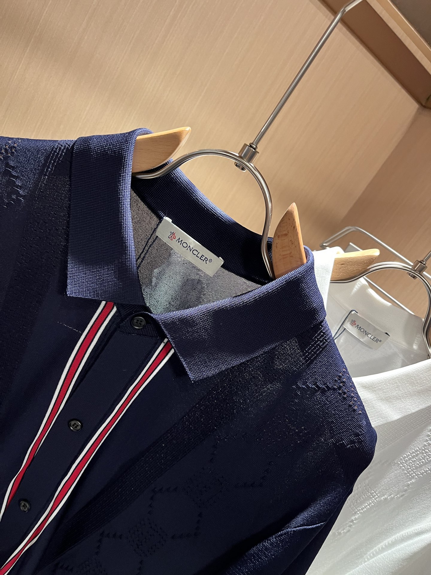  Moncler蒙家 2025春夏最新的贸易订单伊力特翻领短袖T恤，全品相！！网红款！工艺采用胸前徽章设