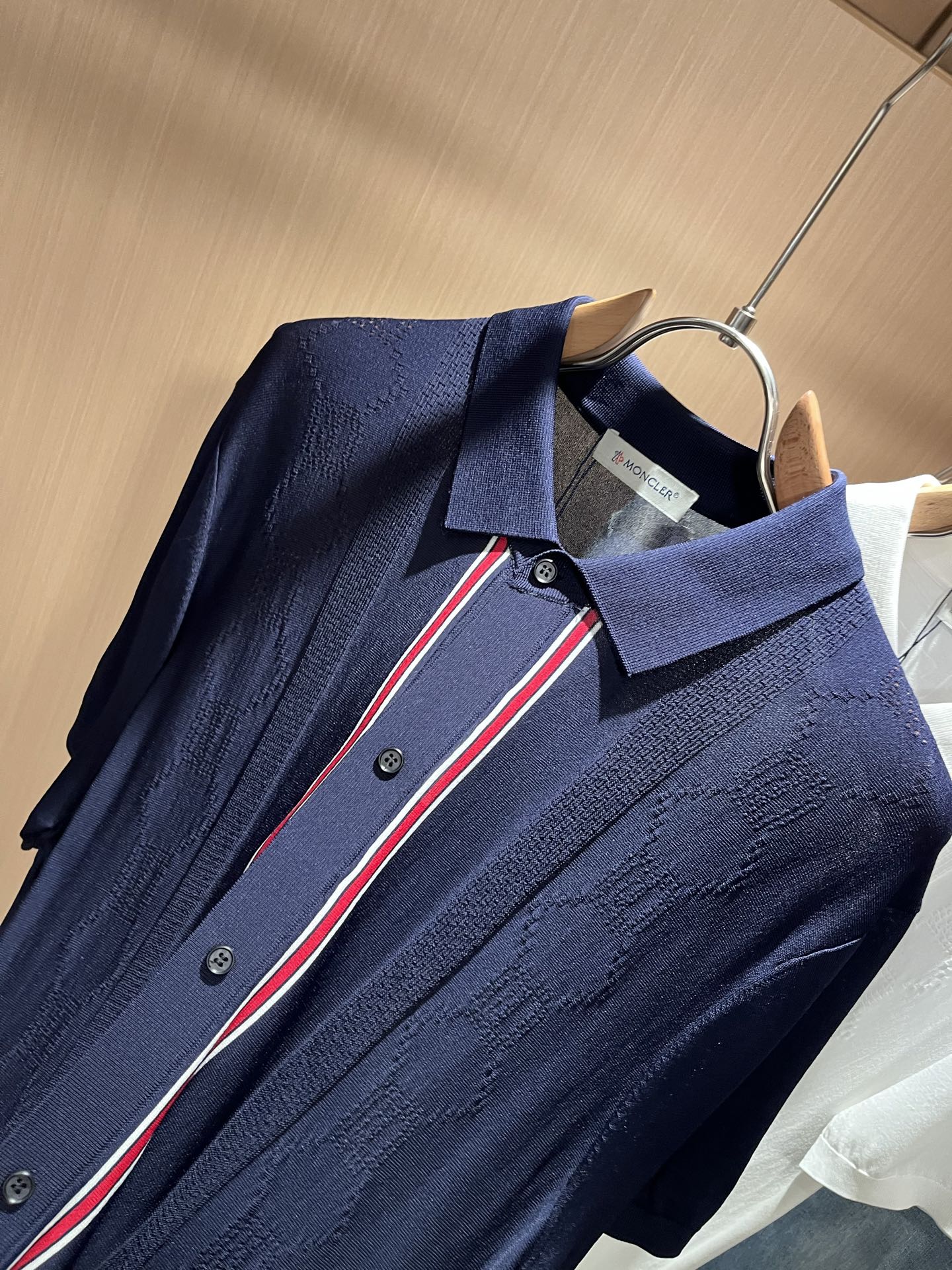  Moncler蒙家 2025春夏最新的贸易订单伊力特翻领短袖T恤，全品相！！网红款！工艺采用胸前徽章设