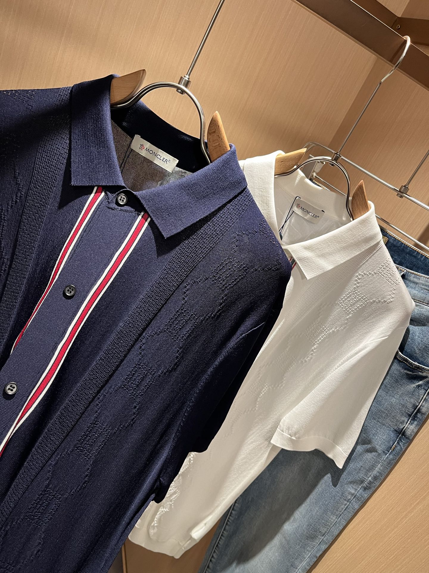  Moncler蒙家 2025春夏最新的贸易订单伊力特翻领短袖T恤，全品相！！网红款！工艺采用胸前徽章设