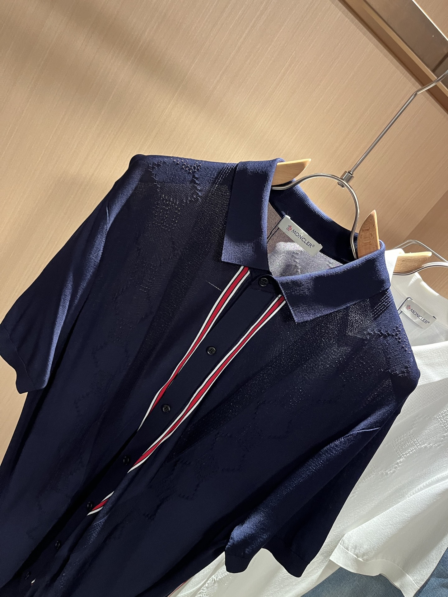  Moncler蒙家 2025春夏最新的贸易订单伊力特翻领短袖T恤，全品相！！网红款！工艺采用胸前徽章设