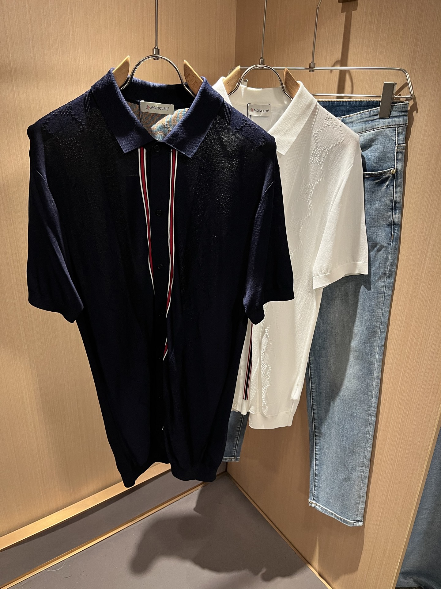  Moncler蒙家 2025春夏最新的贸易订单伊力特翻领短袖T恤，全品相！！网红款！工艺采用胸前徽章设