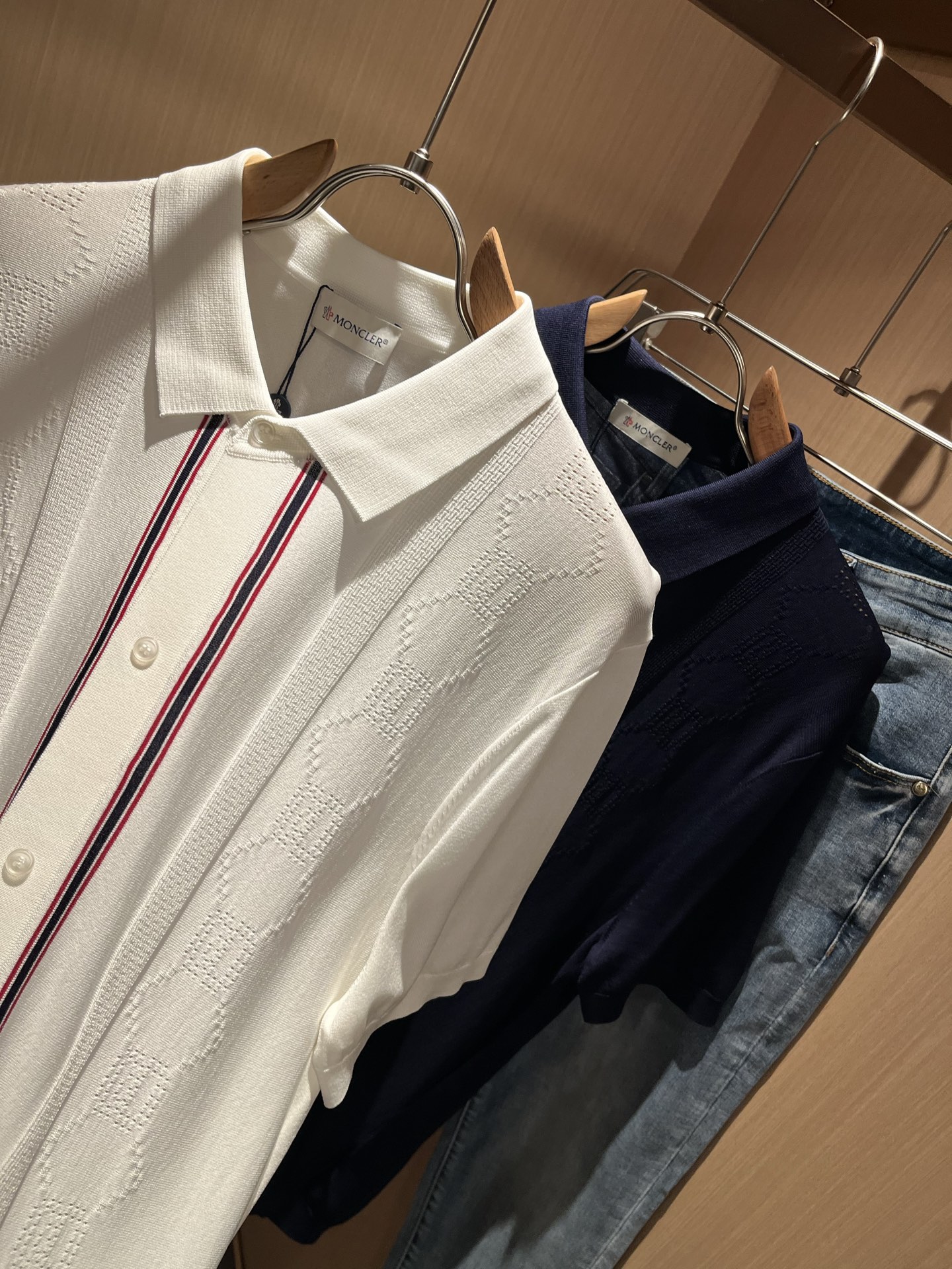  Moncler蒙家 2025春夏最新的贸易订单伊力特翻领短袖T恤，全品相！！网红款！工艺采用胸前徽章设