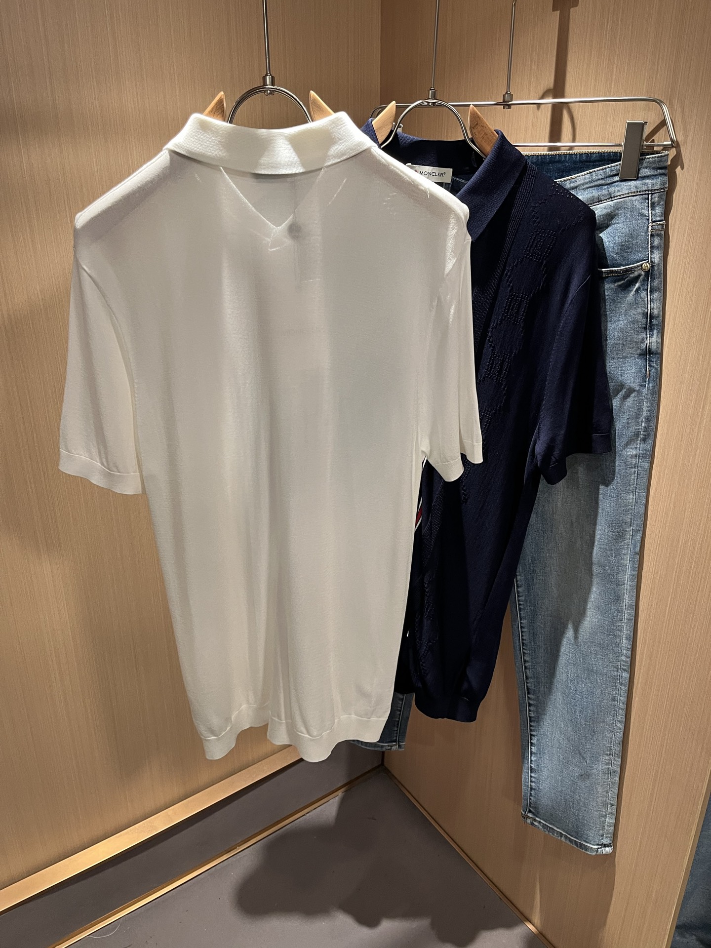  Moncler蒙家 2025春夏最新的贸易订单伊力特翻领短袖T恤，全品相！！网红款！工艺采用胸前徽章设