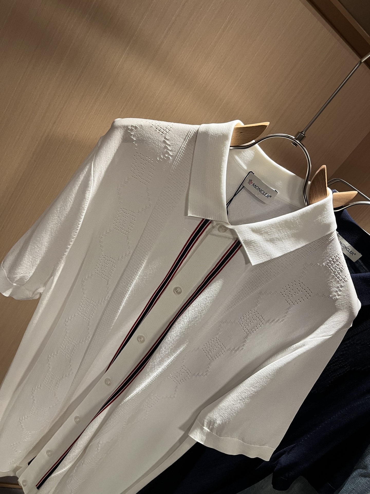  Moncler蒙家 2025春夏最新的贸易订单伊力特翻领短袖T恤，全品相！！网红款！工艺采用胸前徽章设