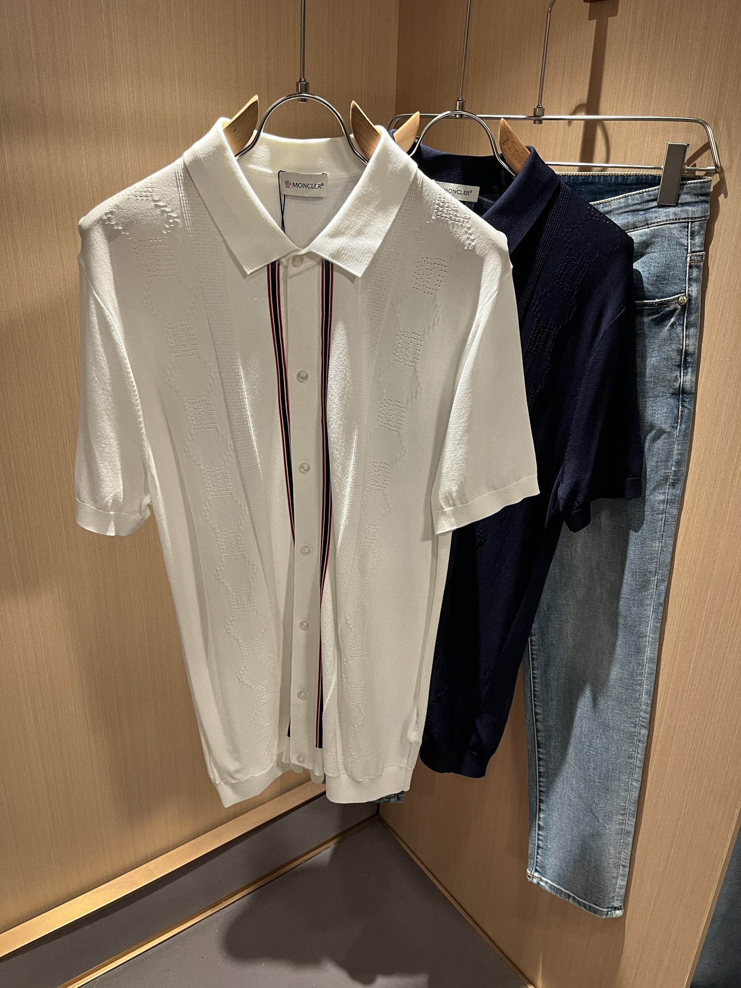  Moncler蒙家 2025春夏最新的贸易订单伊力特翻领短袖T恤，全品相！！网红款！工艺采用胸前徽章设