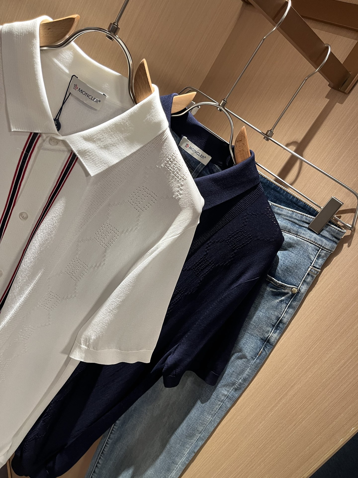  Moncler蒙家 2025春夏最新的贸易订单伊力特翻领短袖T恤，全品相！！网红款！工艺采用胸前徽章设