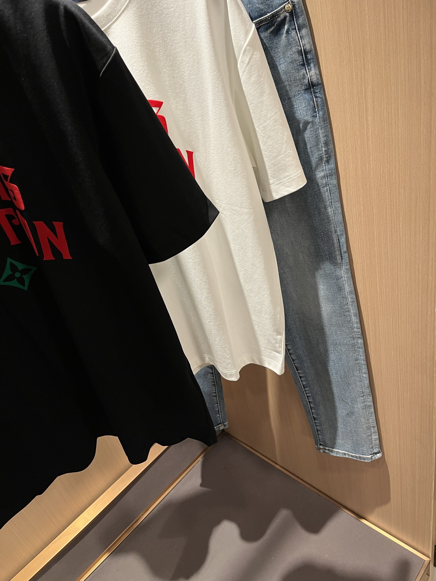  LouisVuitt*路易*登 2025春夏全新系列单品上线，非常时髦前卫的一款男女同款短袖T恤，标识
