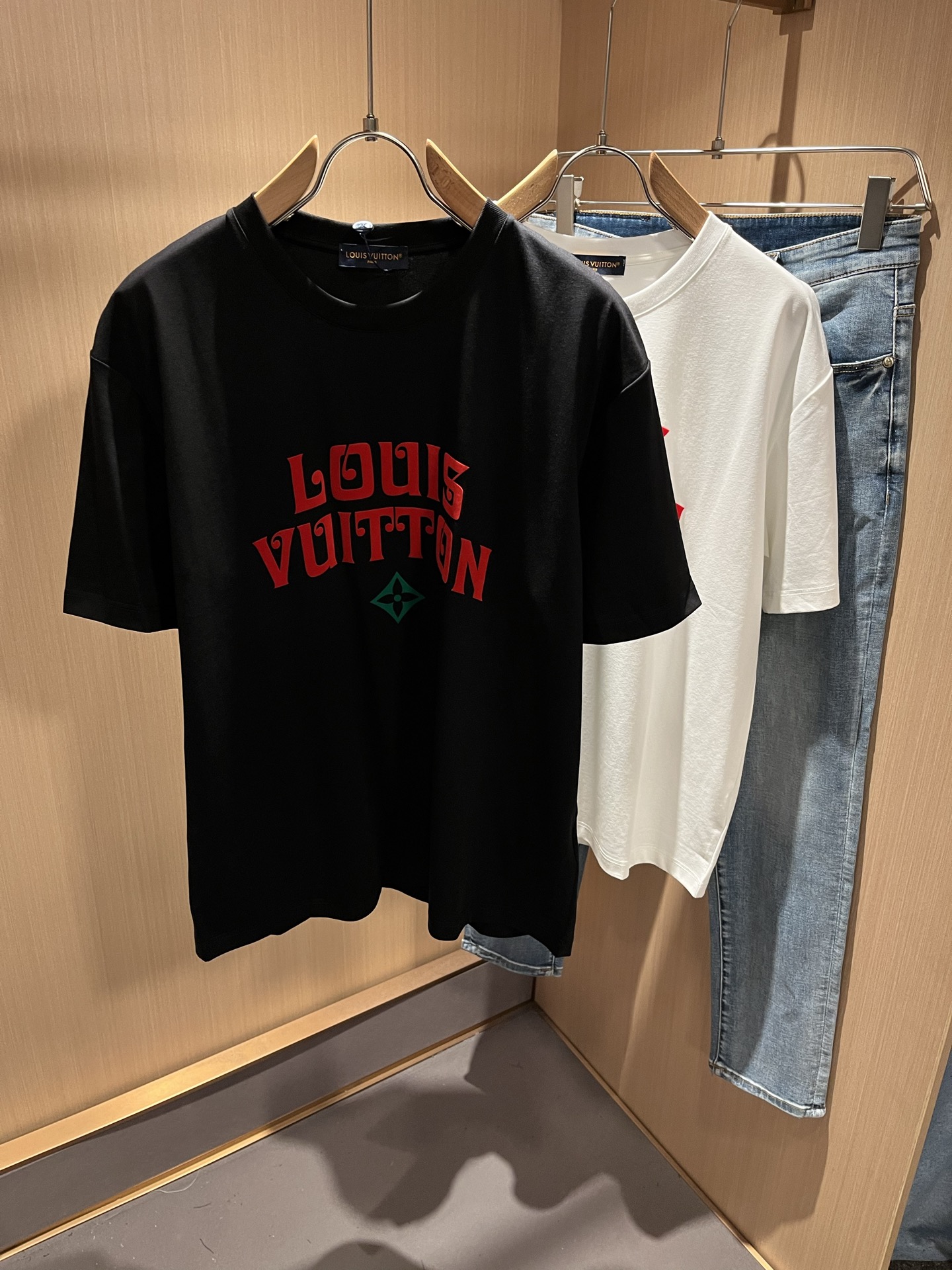  LouisVuitt*路易*登 2025春夏全新系列单品上线，非常时髦前卫的一款男女同款短袖T恤，标识