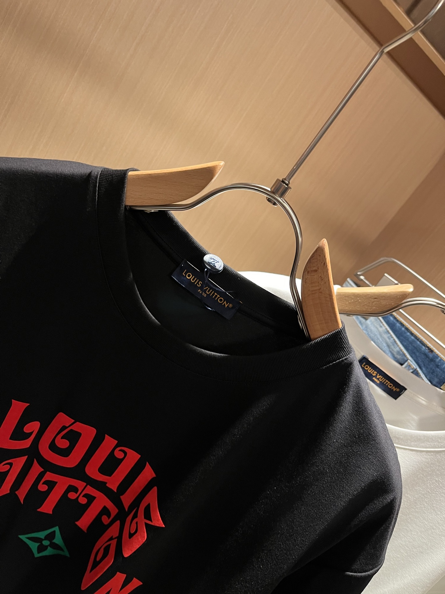  LouisVuitt*路易*登 2025春夏全新系列单品上线，非常时髦前卫的一款男女同款短袖T恤，标识