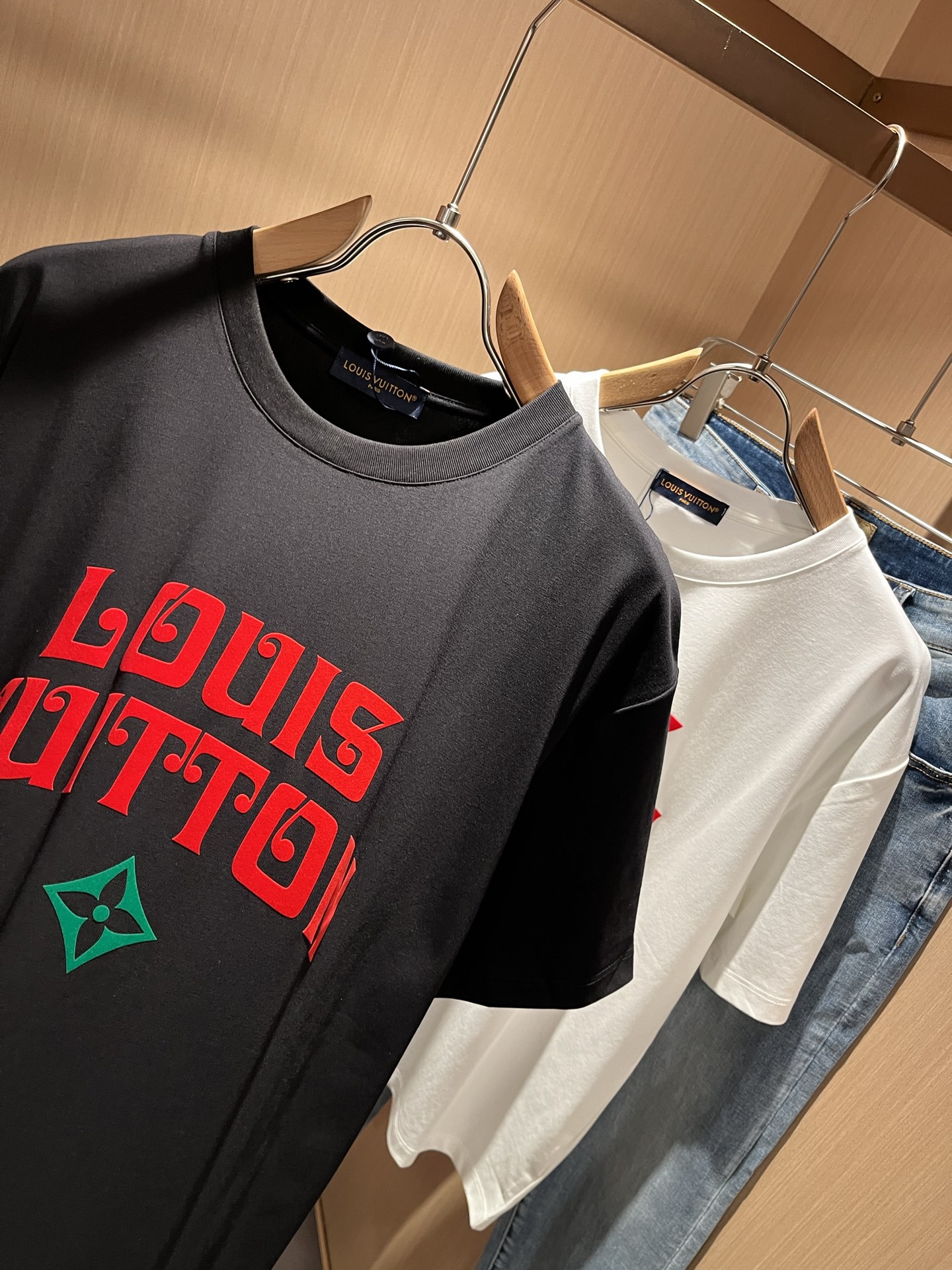  LouisVuitt*路易*登 2025春夏全新系列单品上线，非常时髦前卫的一款男女同款短袖T恤，标识