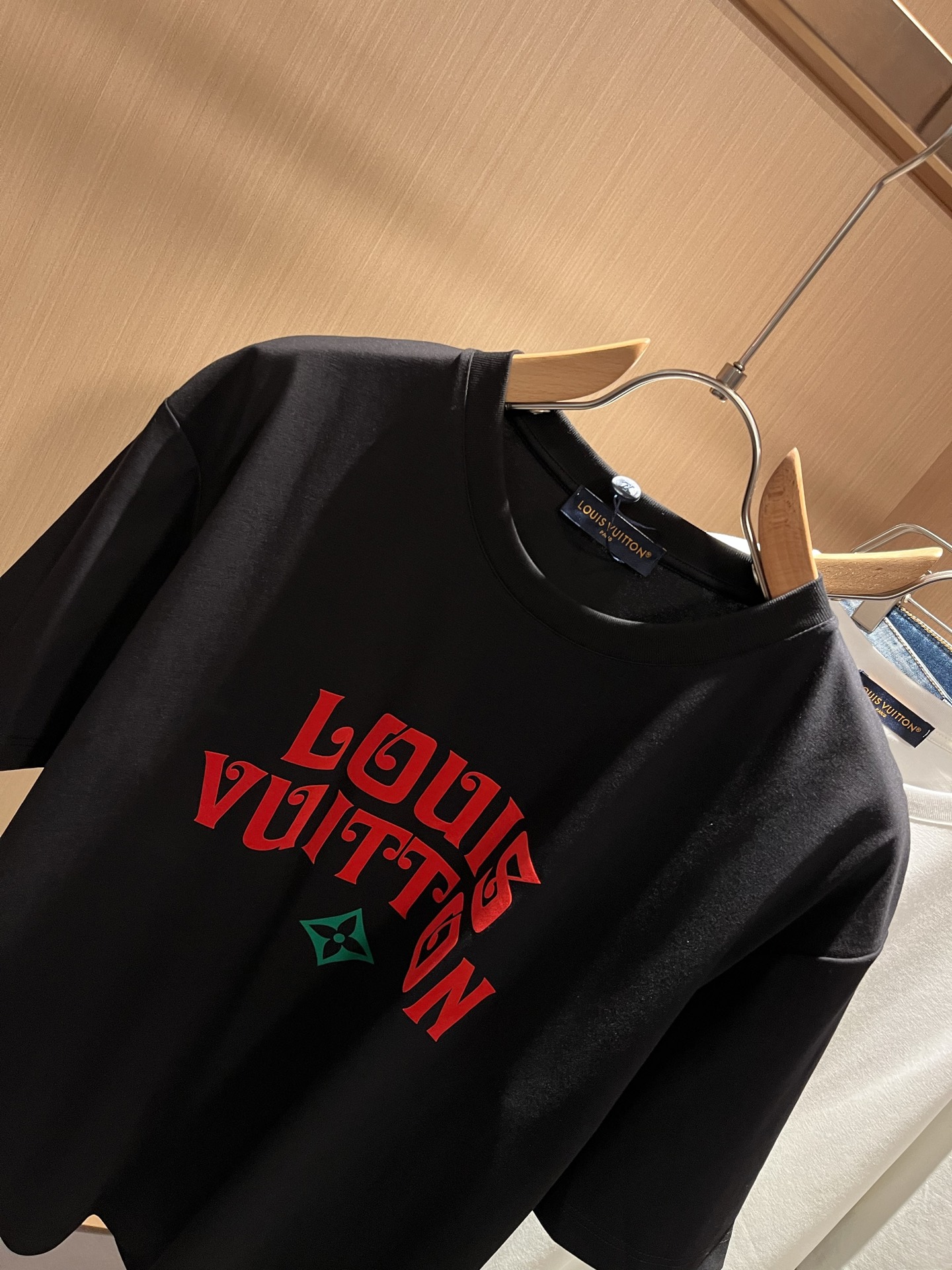  LouisVuitt*路易*登 2025春夏全新系列单品上线，非常时髦前卫的一款男女同款短袖T恤，标识