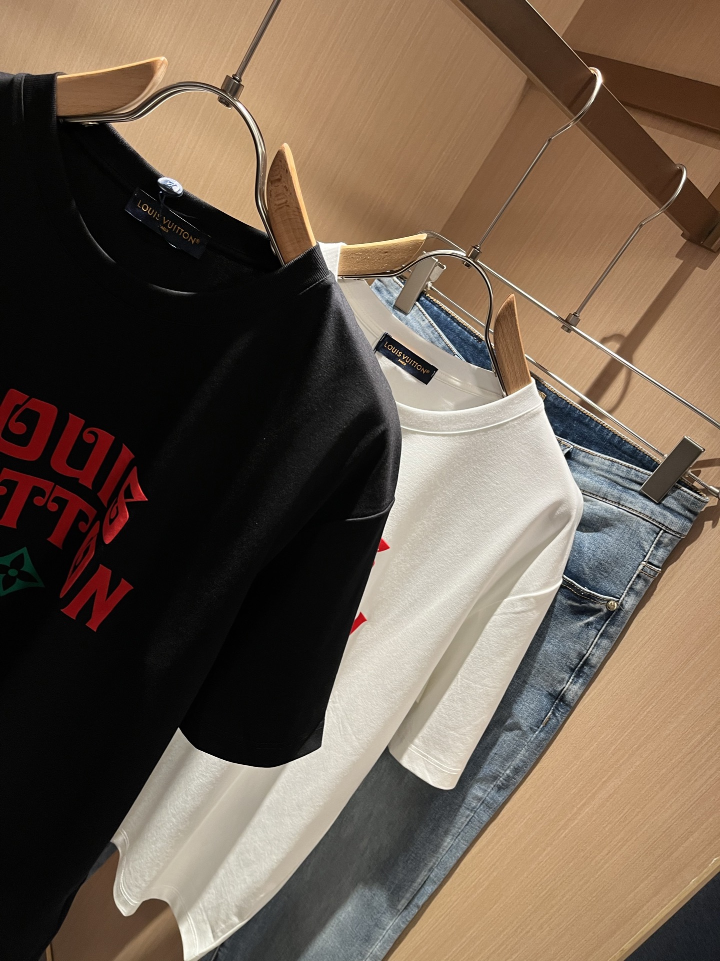  LouisVuitt*路易*登 2025春夏全新系列单品上线，非常时髦前卫的一款男女同款短袖T恤，标识