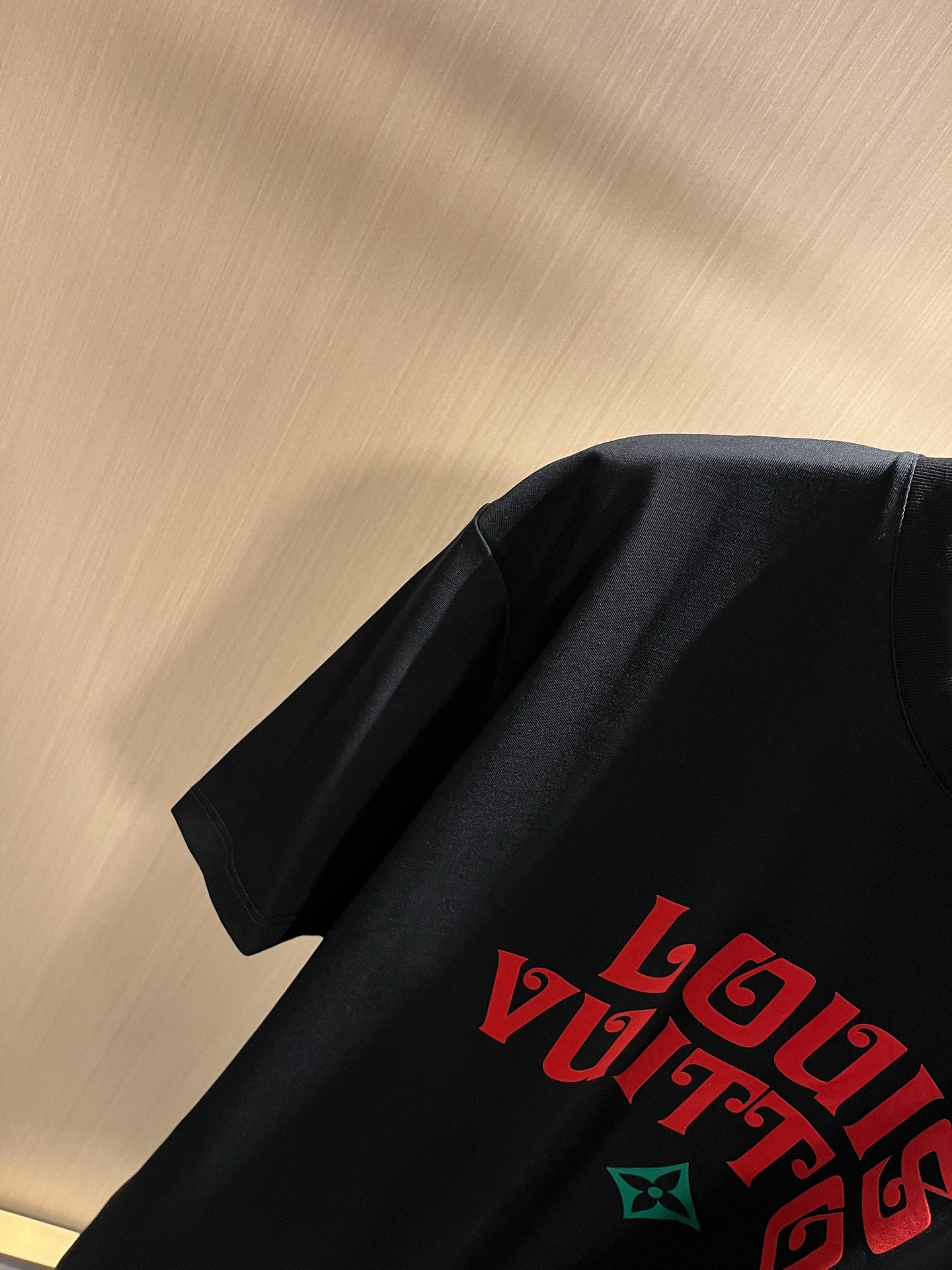  LouisVuitt*路易*登 2025春夏全新系列单品上线，非常时髦前卫的一款男女同款短袖T恤，标识