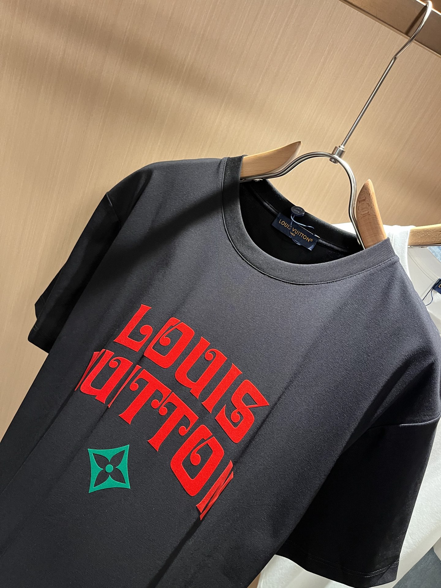  LouisVuitt*路易*登 2025春夏全新系列单品上线，非常时髦前卫的一款男女同款短袖T恤，标识