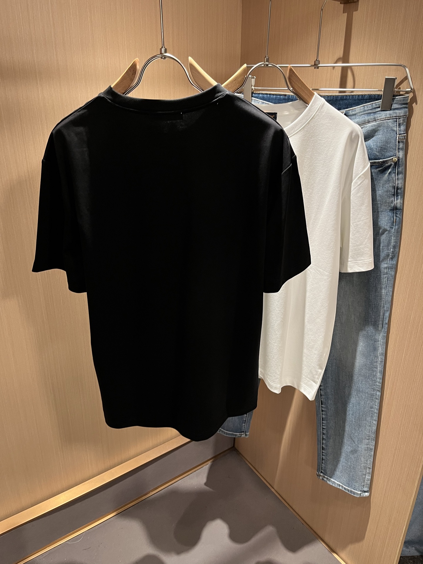  LouisVuitt*路易*登 2025春夏全新系列单品上线，非常时髦前卫的一款男女同款短袖T恤，标识