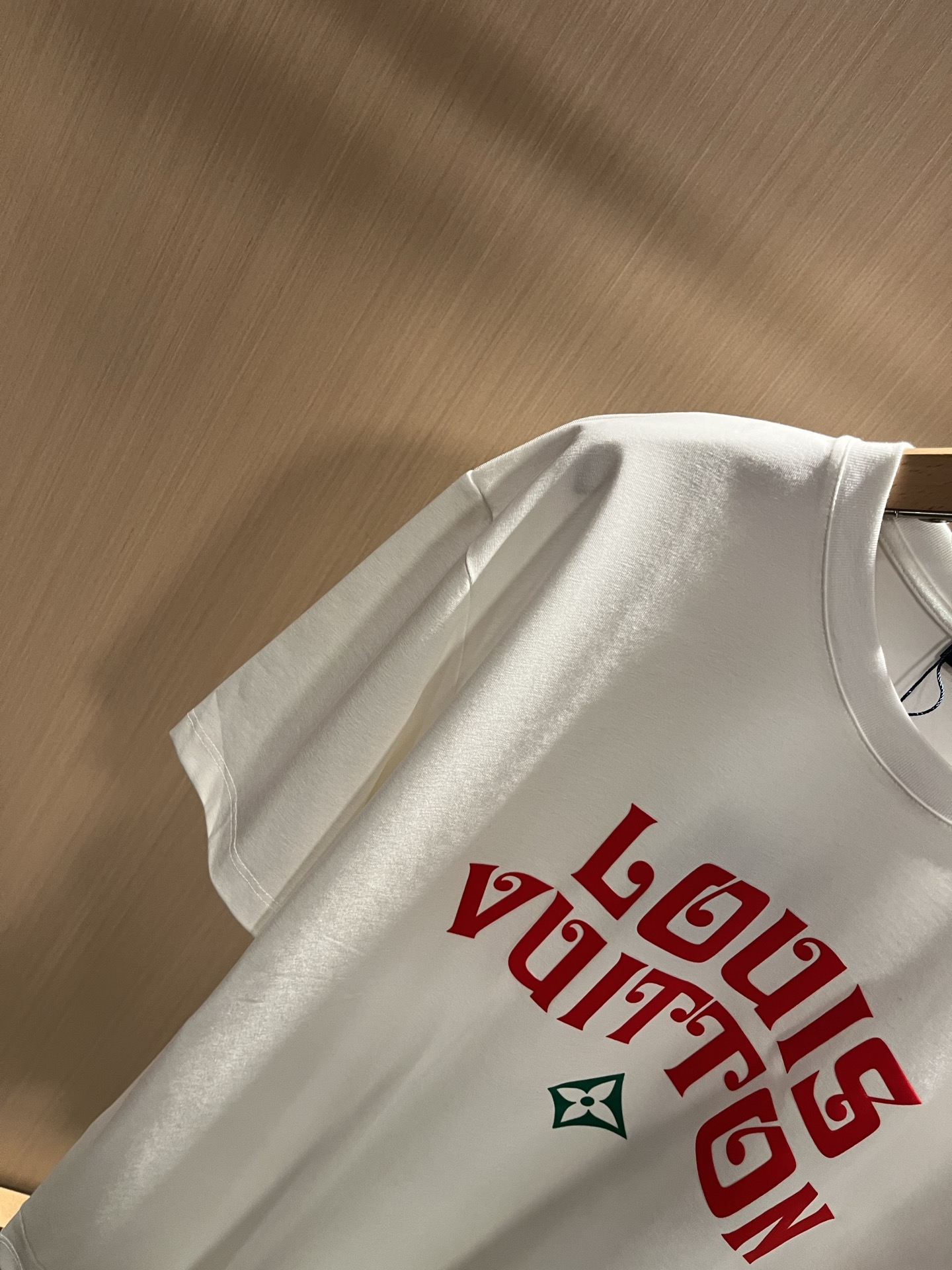  LouisVuitt*路易*登 2025春夏全新系列单品上线，非常时髦前卫的一款男女同款短袖T恤，标识