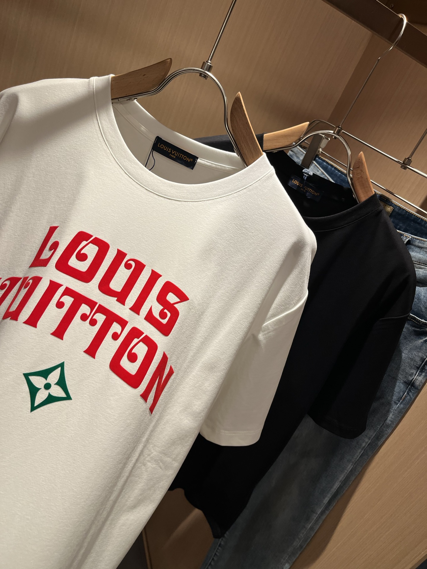  LouisVuitt*路易*登 2025春夏全新系列单品上线，非常时髦前卫的一款男女同款短袖T恤，标识