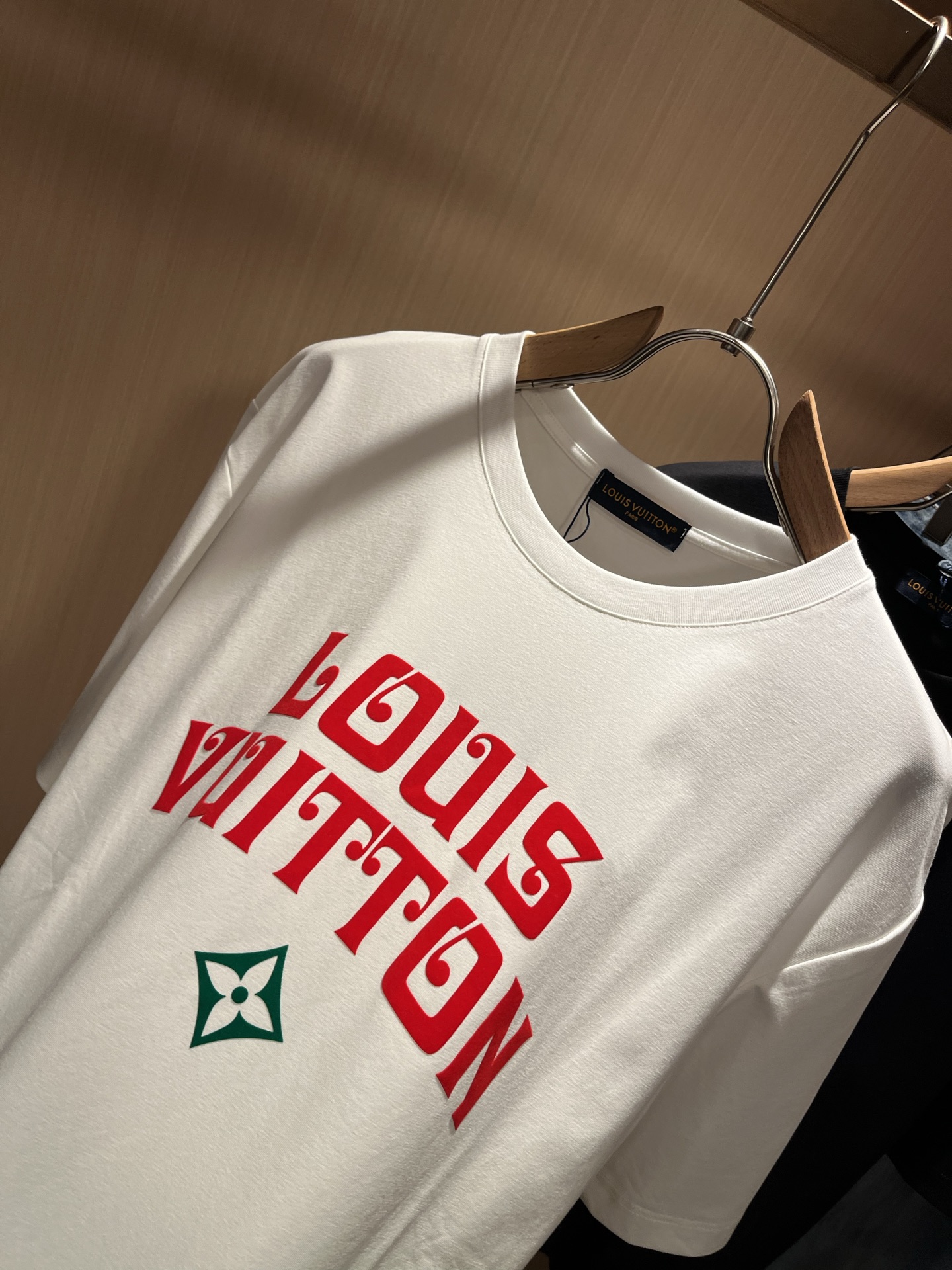  LouisVuitt*路易*登 2025春夏全新系列单品上线，非常时髦前卫的一款男女同款短袖T恤，标识