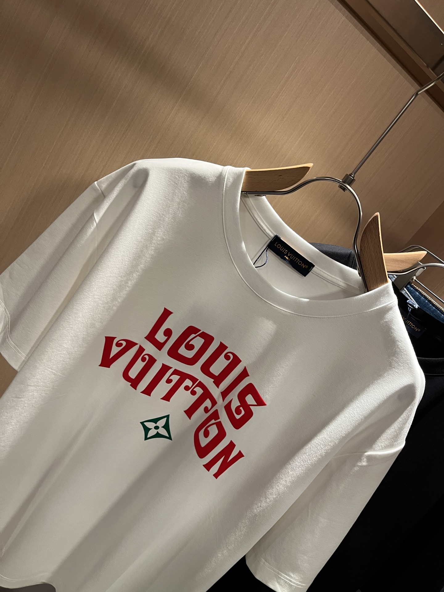  LouisVuitt*路易*登 2025春夏全新系列单品上线，非常时髦前卫的一款男女同款短袖T恤，标识