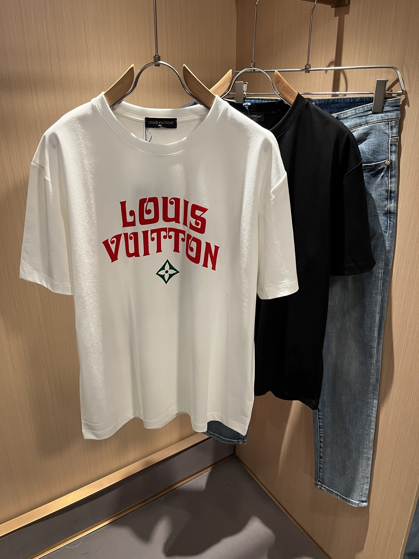  LouisVuitt*路易*登 2025春夏全新系列单品上线，非常时髦前卫的一款男女同款短袖T恤，标识