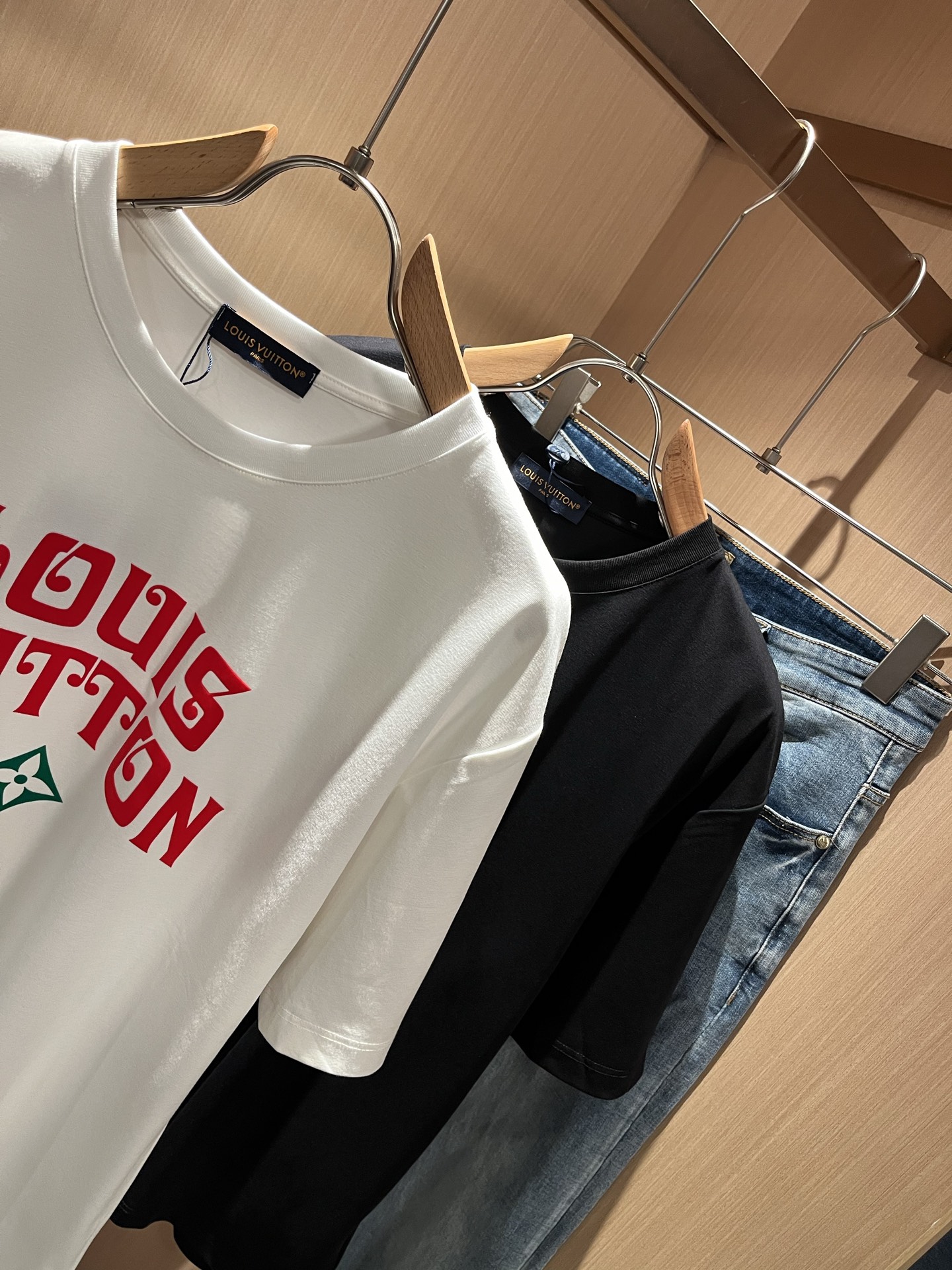  LouisVuitt*路易*登 2025春夏全新系列单品上线，非常时髦前卫的一款男女同款短袖T恤，标识