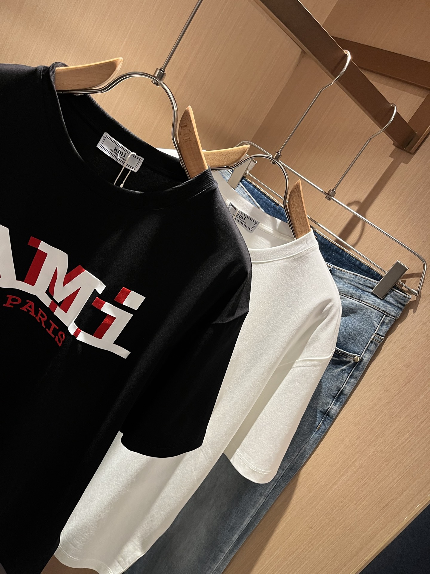  AMI 2025春夏新款男女同款👫短袖T恤，最新款全网独家首上！！~既经典有时尚百搭，谁不爱啊，将经典